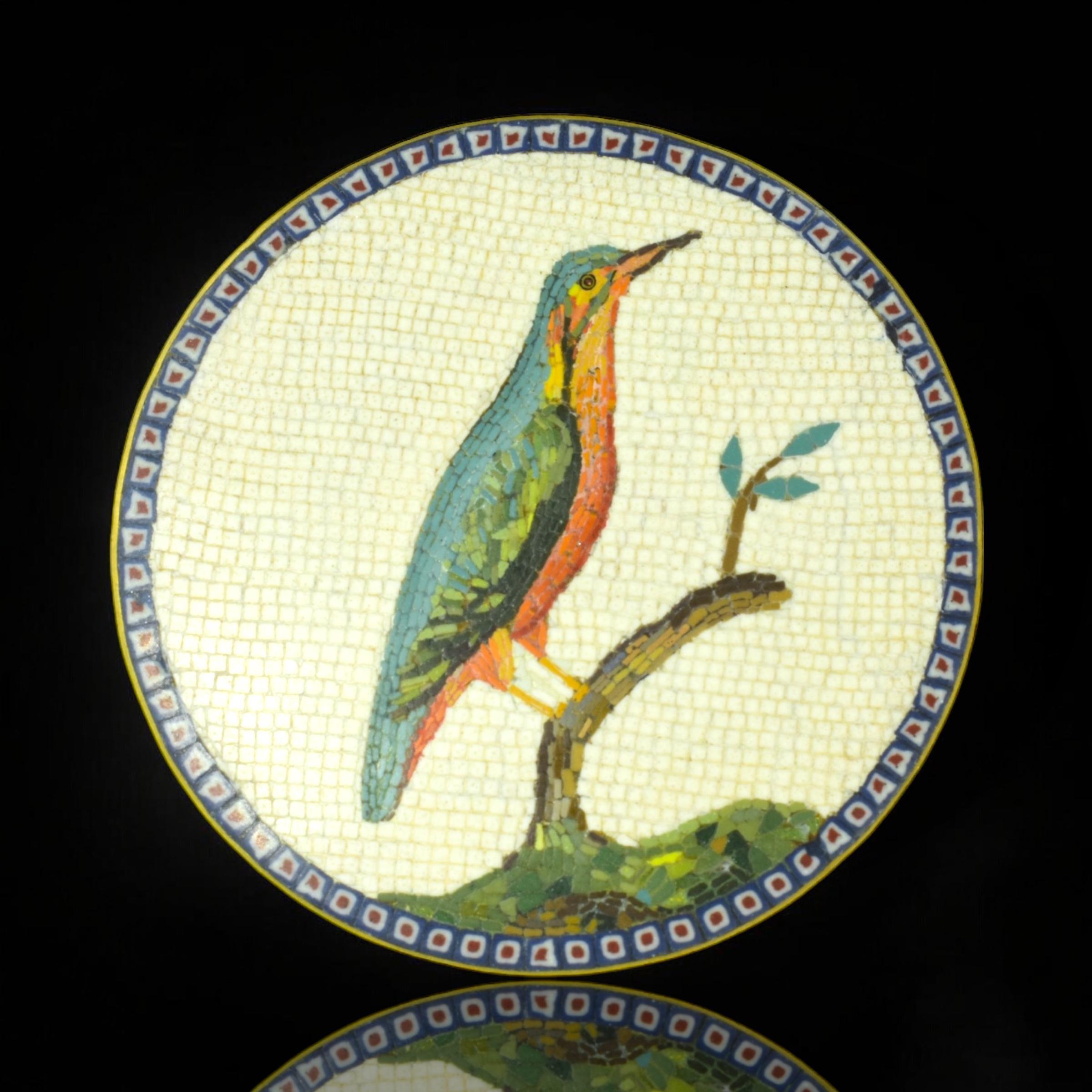 Placa de micromosaico del siglo XVIII de un pájaro azul, Roma, c. 1785, atribuida a Giacomo Raffaelli (1753-1836). Placa de micromosaico de un pájaro azul posado en la rama de un árbol en flor, de 5 cm de diámetro. La línea de tierra es paralela y