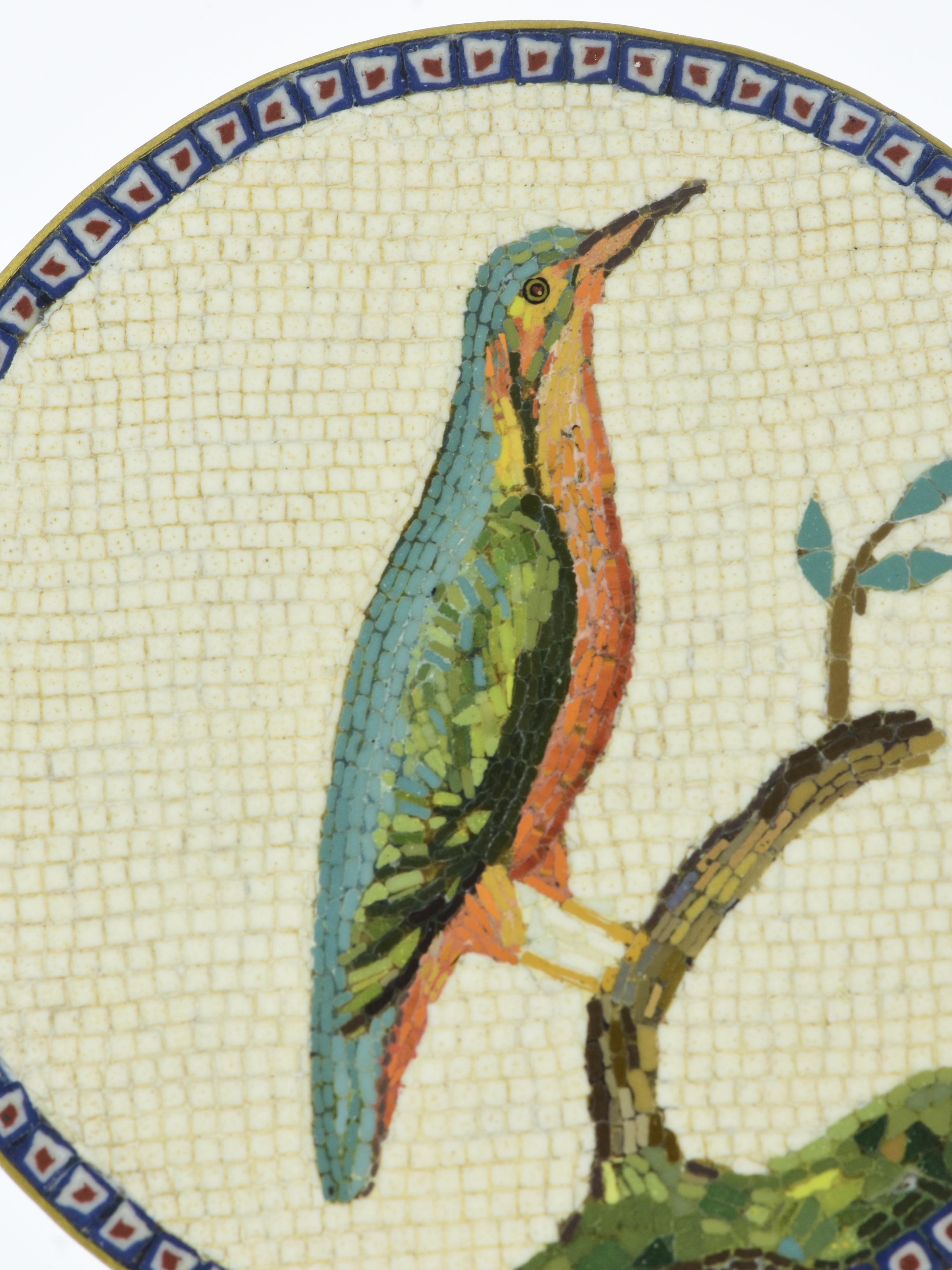 Femenino o masculino Placa de micromosaico del siglo XVIII de un pájaro azul, atribuida a G. Raffaelli. en venta
