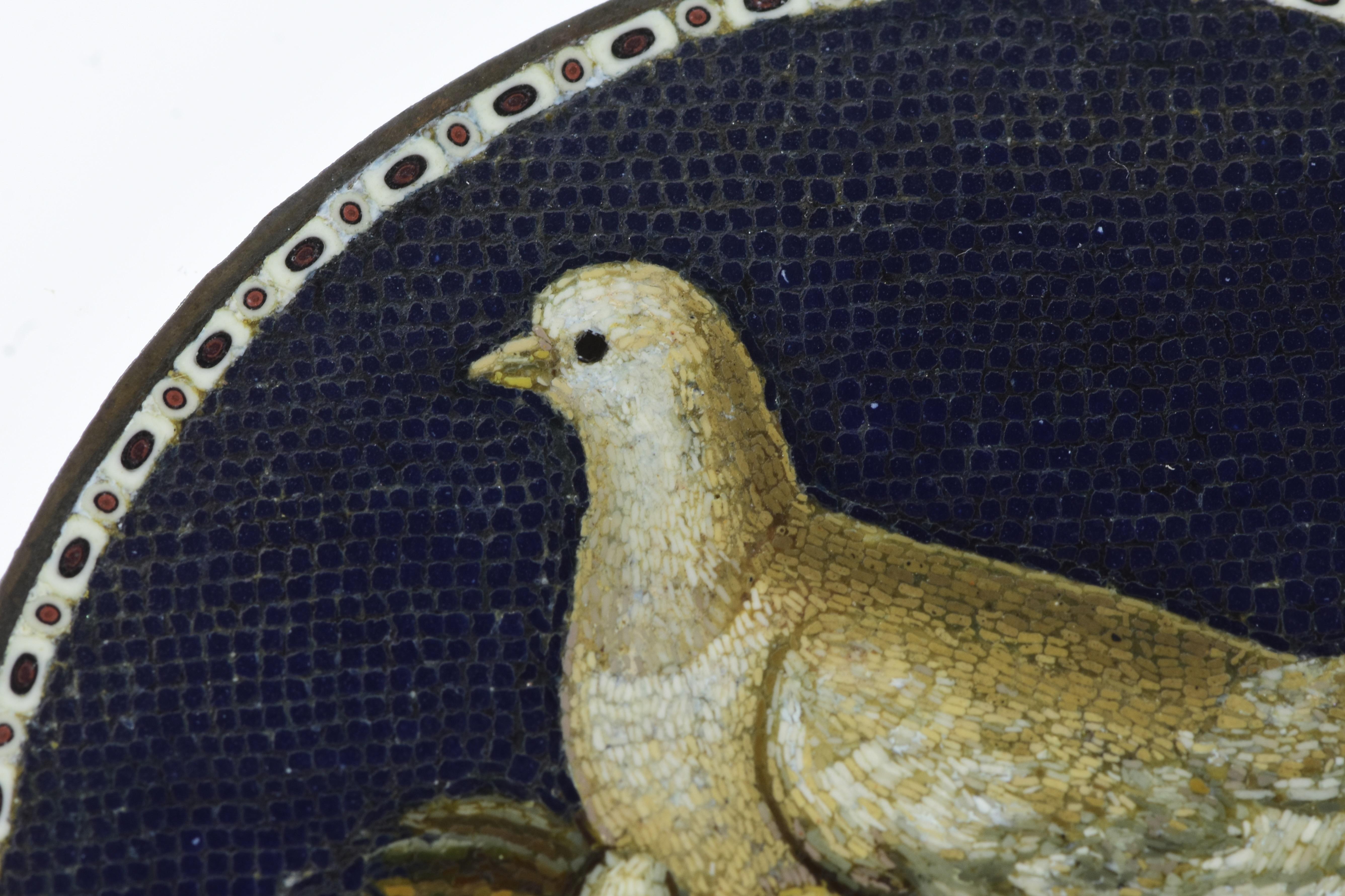 Micromosaïque du XVIIIe siècle représentant une tourterelle sur son nid avec un oisillon, attribuée à Giacomo Raffaelli.

Pour voir une plaque similaire, signée et datée Giacomo Raffaelli, 1791 ; voir : Aste Bolaffi Auction House, lot 324, 31 mai