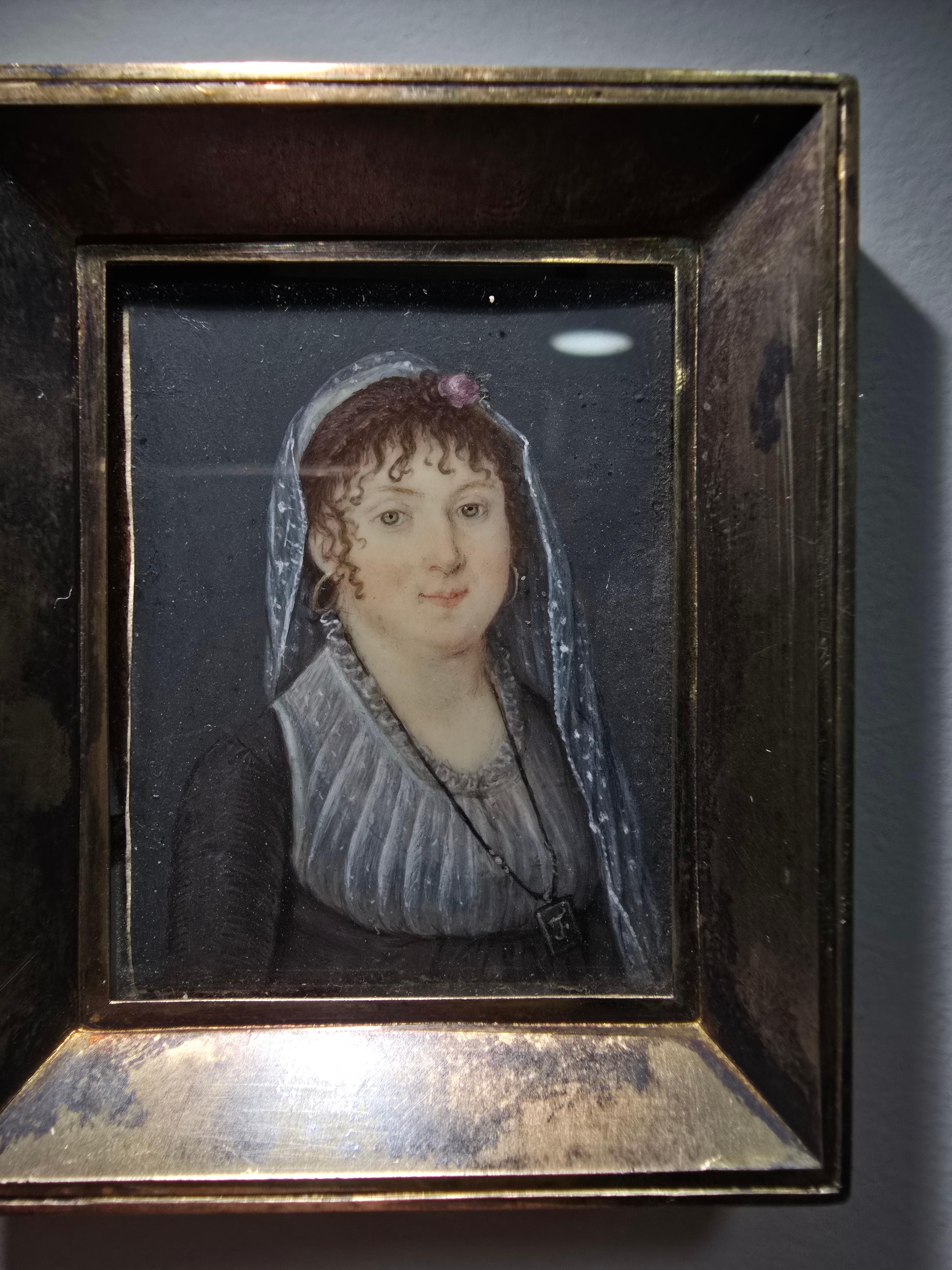 
Exquisites Miniatur-Ölgemälde aus dem 18. Jahrhundert, das eine Dame in zeitgenössischer Kleidung mit einem Anhänger mit dem Buchstaben 