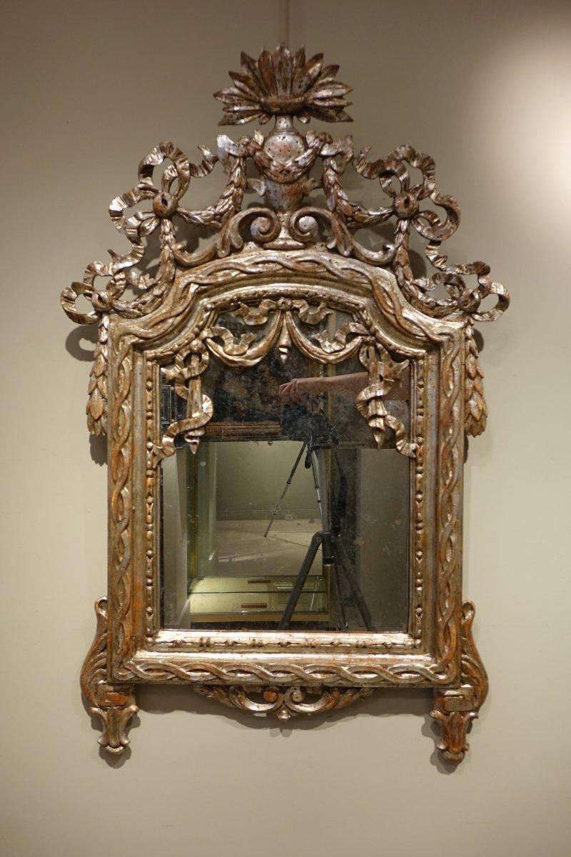 Miroir Louis XVI en bois sculpté et bois doré.
Richement décorée de guirlandes de fleurs et de rubans
Belle patine et usure du temps. Ensemble en argent doré d'origine.
Verre à couche de mercure d'origine

Provence (ou Italie ?), XVIIIe siècle

