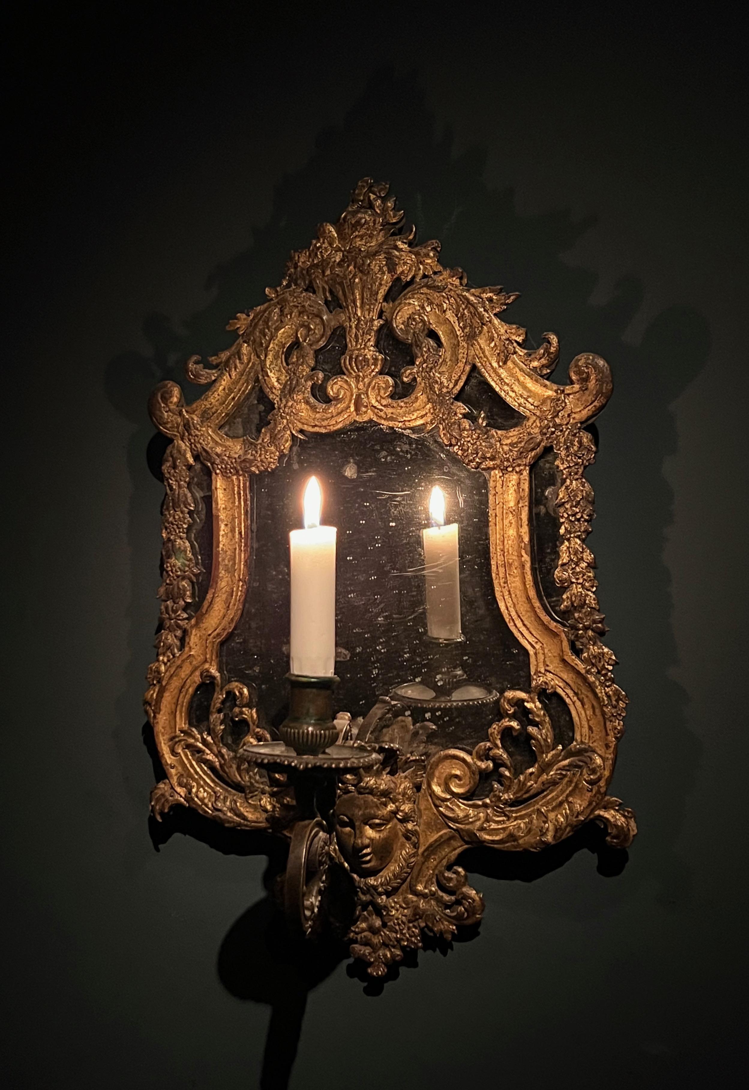 Wandleuchter mit Spiegel, 18. Jahrhundert, Barockzeit (Vergoldet) im Angebot