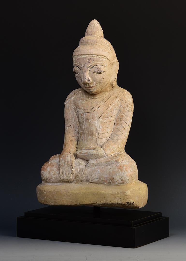 Bouddha assis en pierre de savon birmane antique Mon du 18ème siècle Bon état - En vente à Sampantawong, TH