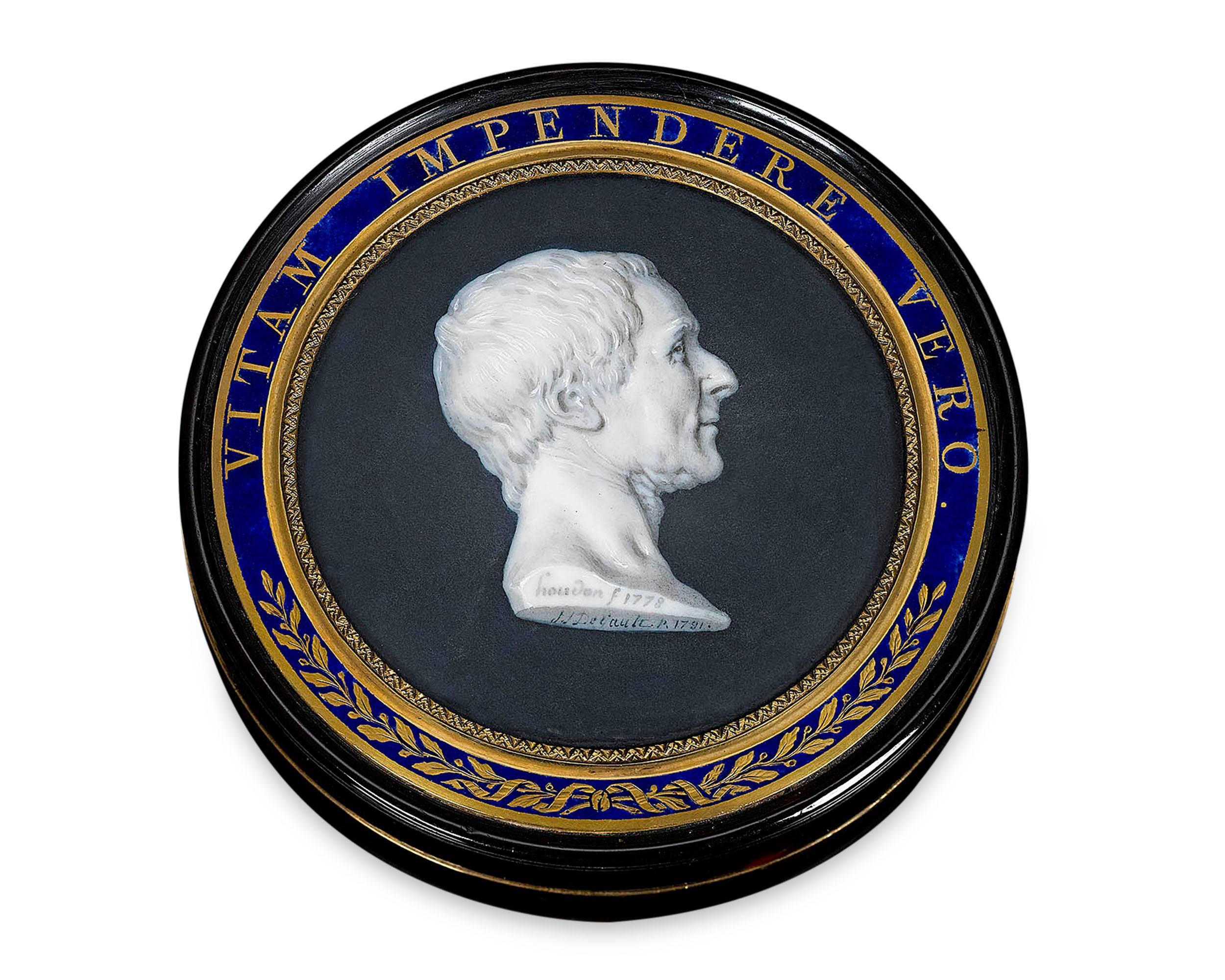 Una exquisita miniatura del filósofo francés Charles Montesquieu adorna la tapa de esta tabaquera forrada de carey. El célebre francés Jacques-Joseph de Gault realizó este hermoso retrato a partir de un popular busto del escultor neoclásico francés