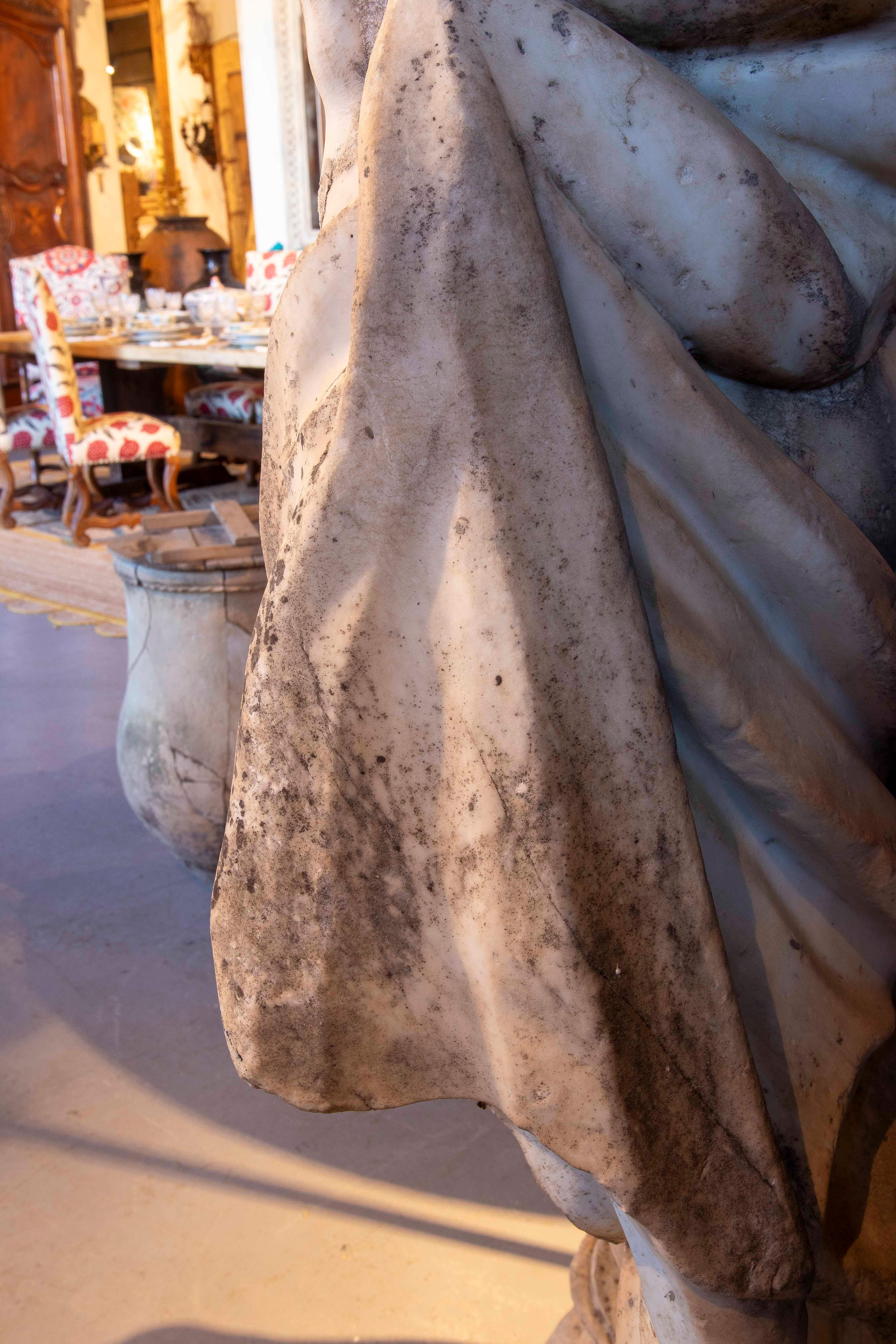 Escultura monumental de mármol del siglo XVIII que representa a Neptuno en venta 4