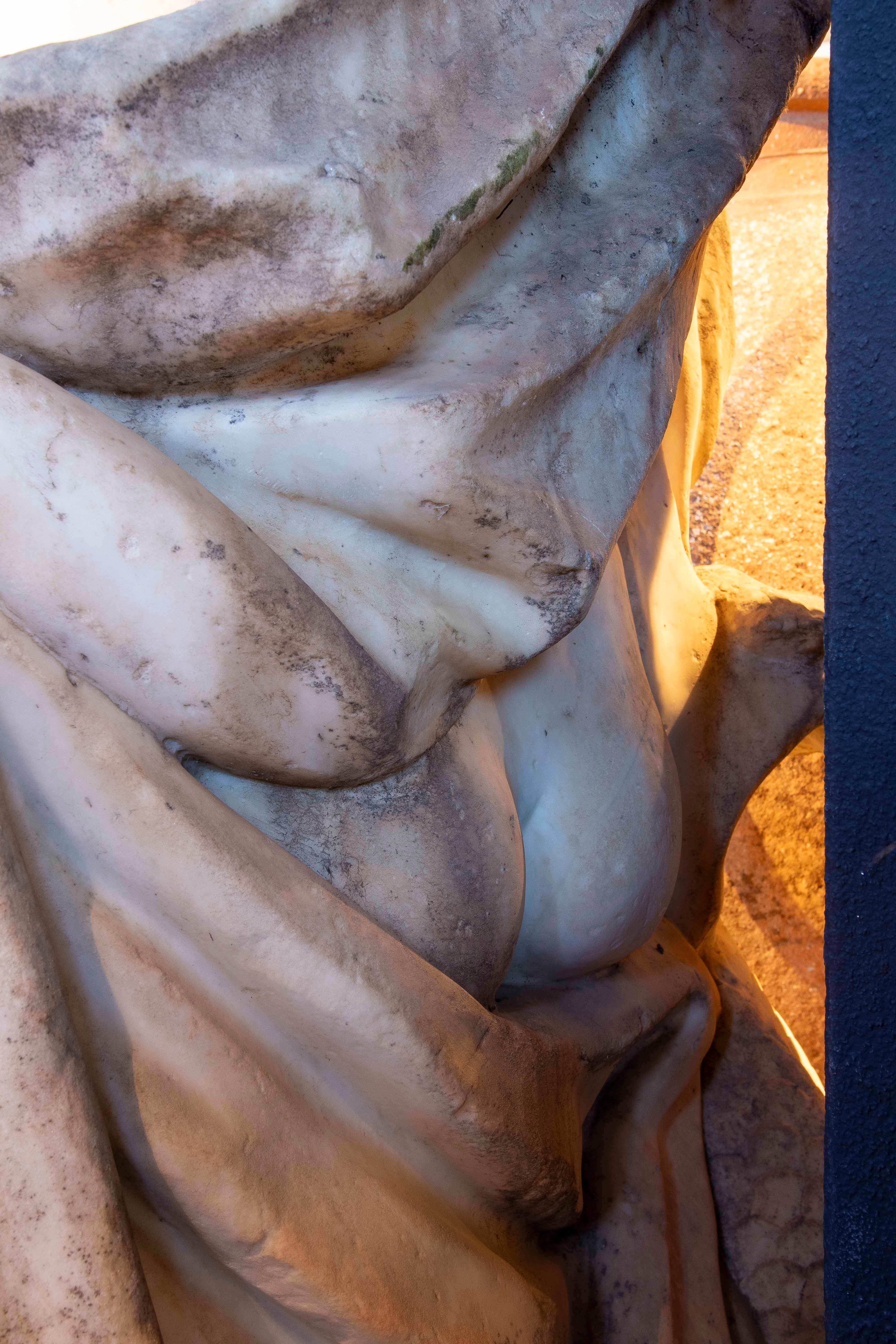 Sculpture monumentale en marbre du 18ème siècle représentant Neptune en vente 5