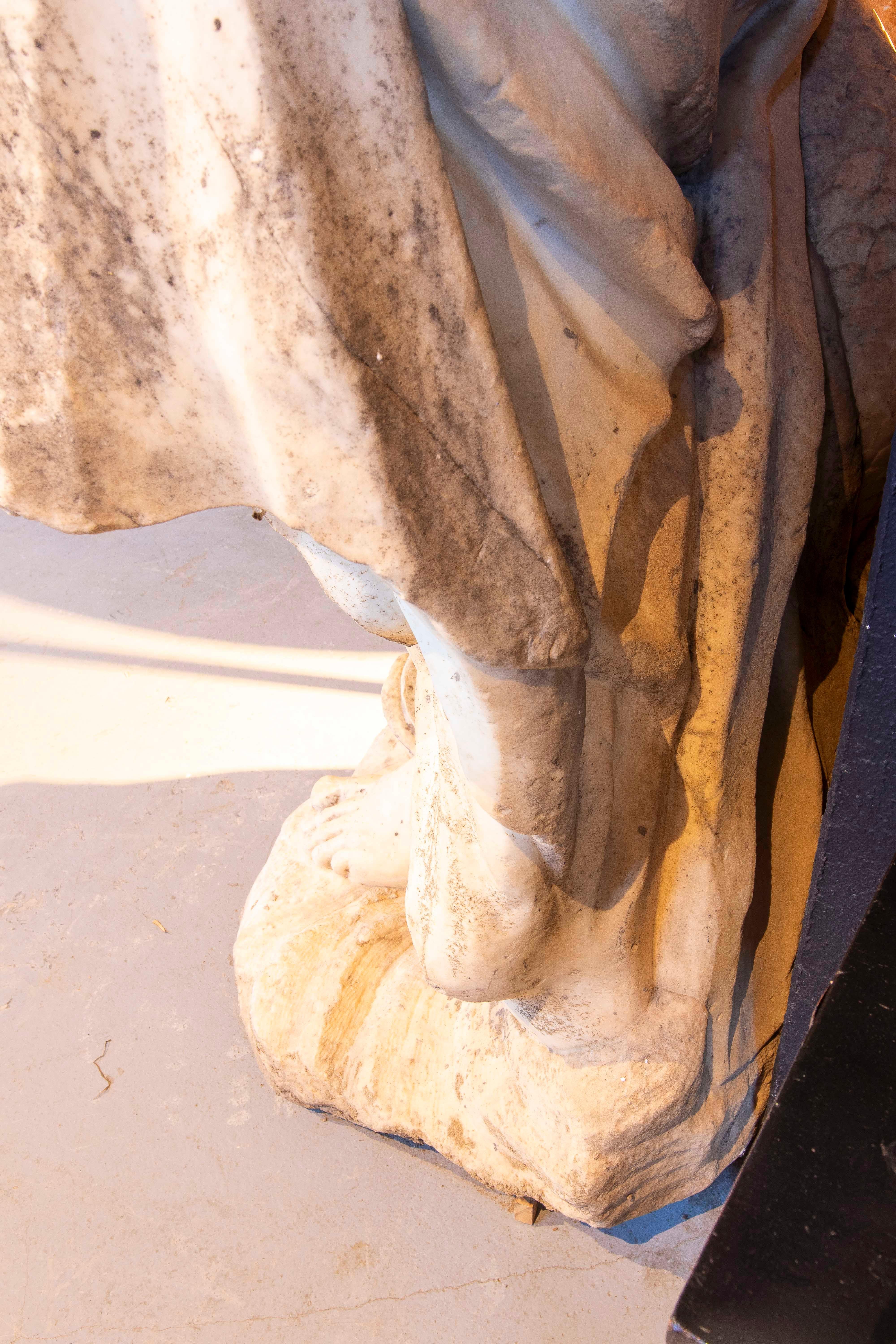Escultura monumental de mármol del siglo XVIII que representa a Neptuno en venta 6