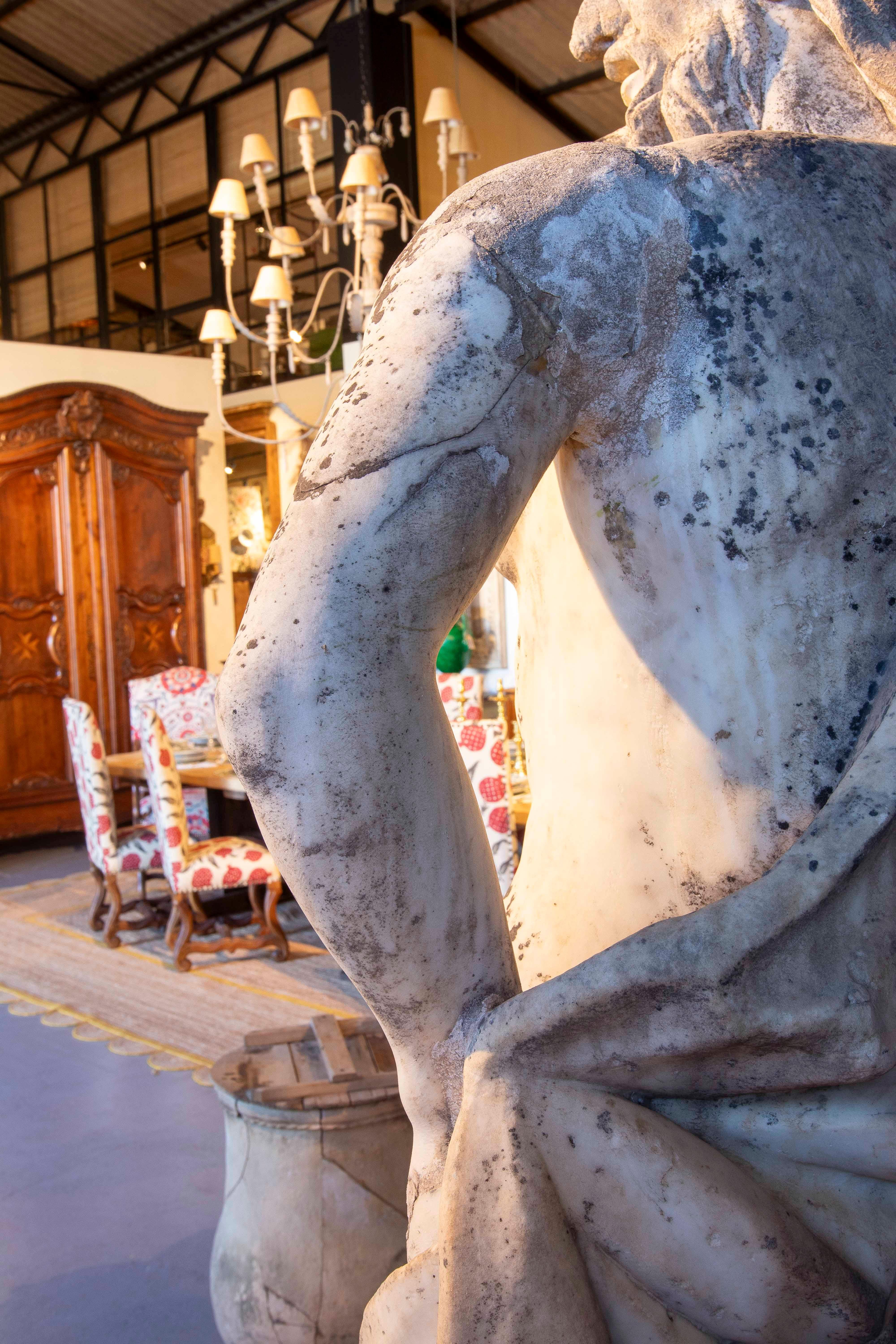 Sculpture monumentale en marbre du 18ème siècle représentant Neptune en vente 3