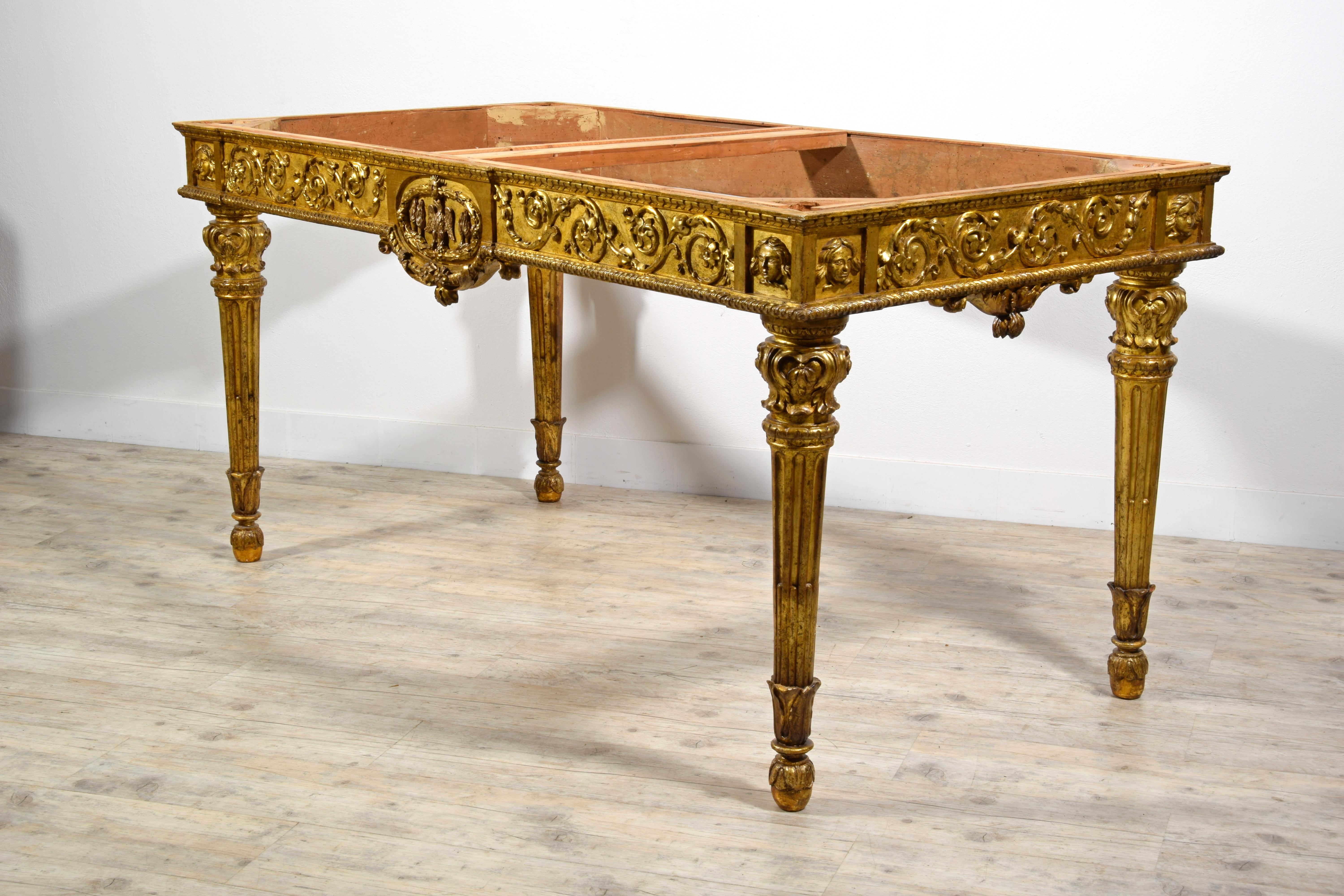 18. Jahrhundert, Monumentales Paar italienischer neoklassizistischer Konsolen aus Giltwood im Angebot 5