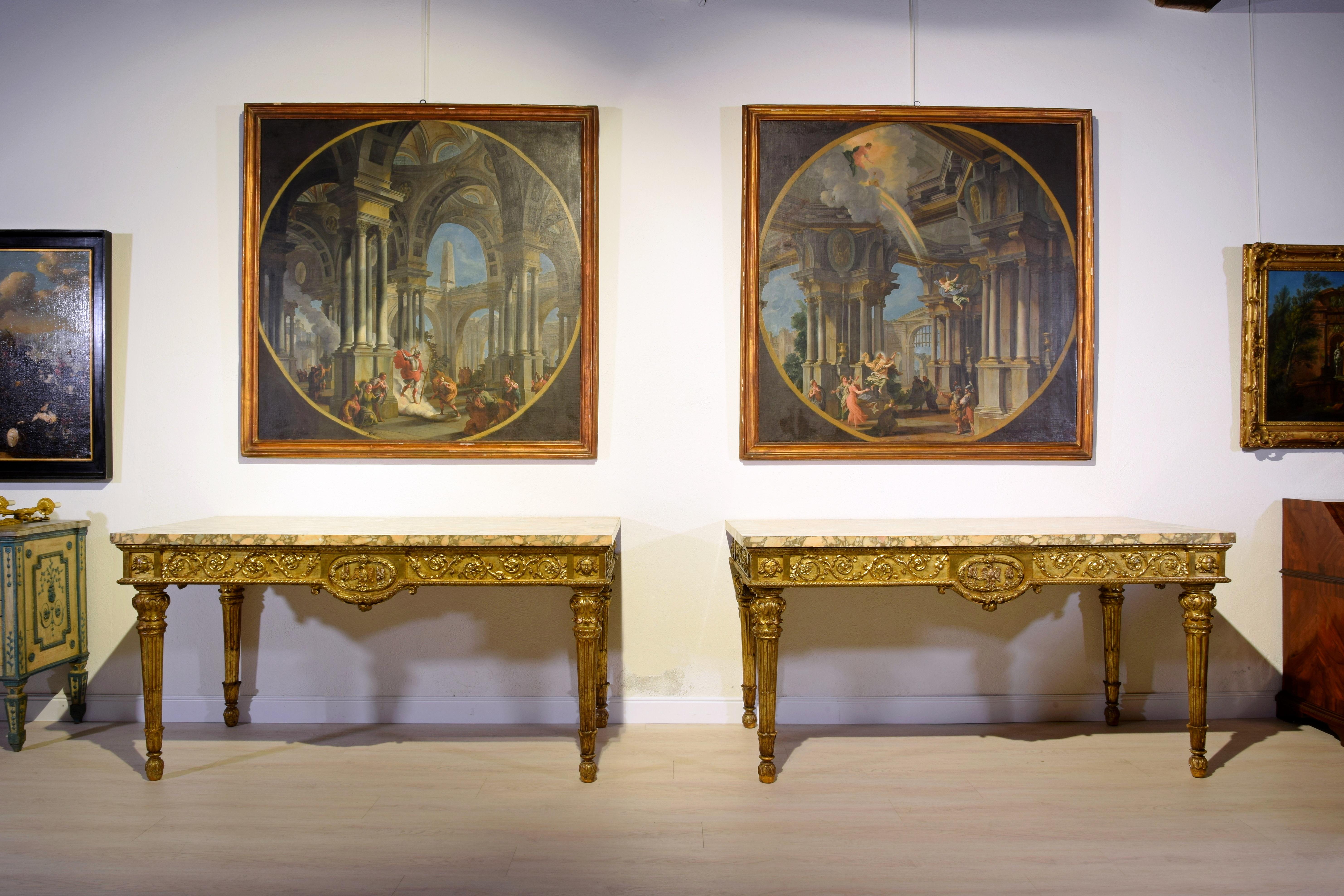 18. Jahrhundert, Monumentales Paar italienischer neoklassizistischer Konsolen aus Giltwood
Maße: gesamt: L 186 x P 95 x H 94 cm; Marmorplatte: L 186 x P 95, Dicke 4 cm; Holzstruktur L 184 x P 94 x H 90

Dieses Paar eleganter Konsolen von