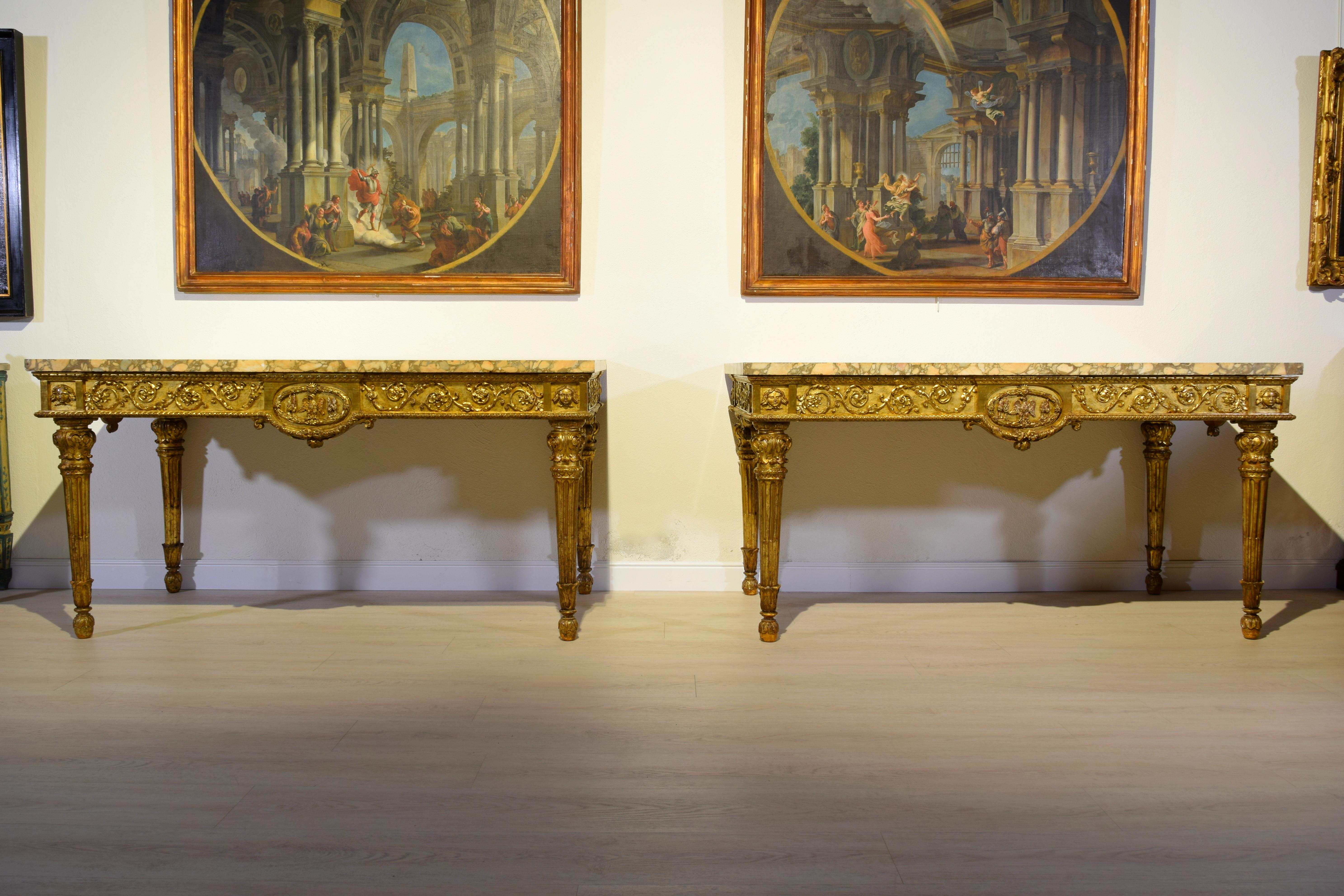 18. Jahrhundert, Monumentales Paar italienischer neoklassizistischer Konsolen aus Giltwood (Italienisch) im Angebot