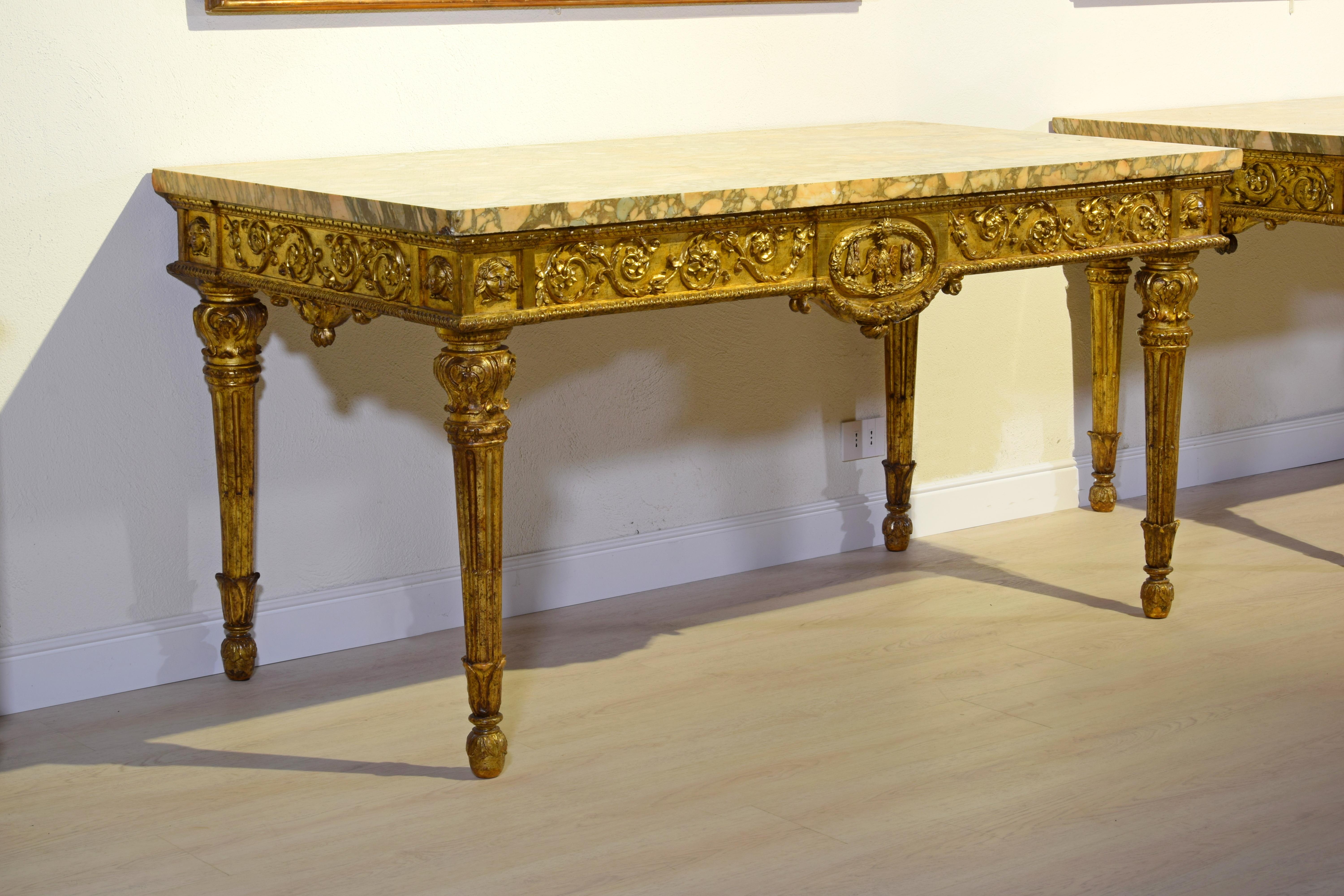 18. Jahrhundert, Monumentales Paar italienischer neoklassizistischer Konsolen aus Giltwood (Marmor) im Angebot