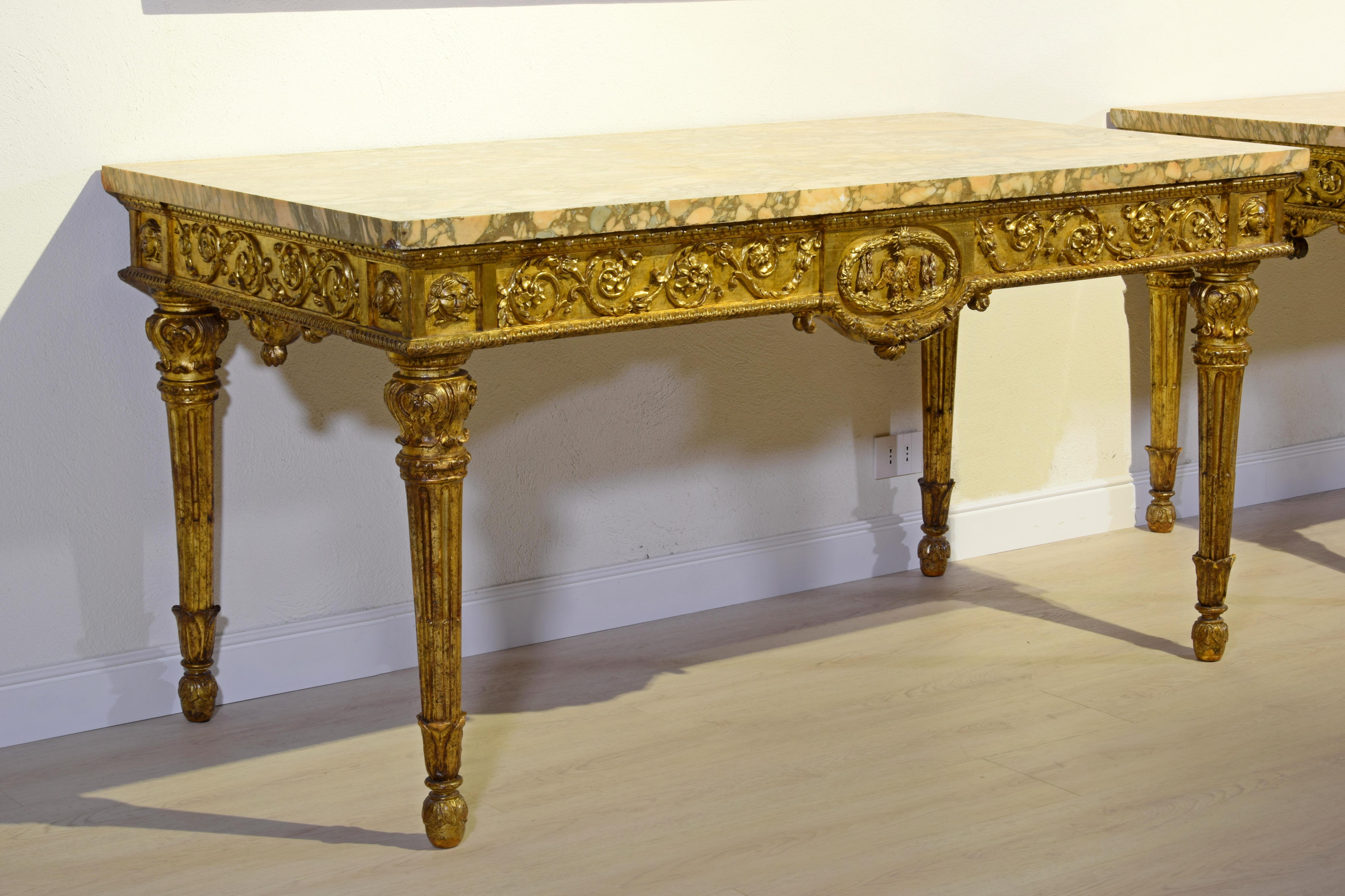 18. Jahrhundert, Monumentales Paar italienischer neoklassizistischer Konsolen aus Giltwood im Angebot 1