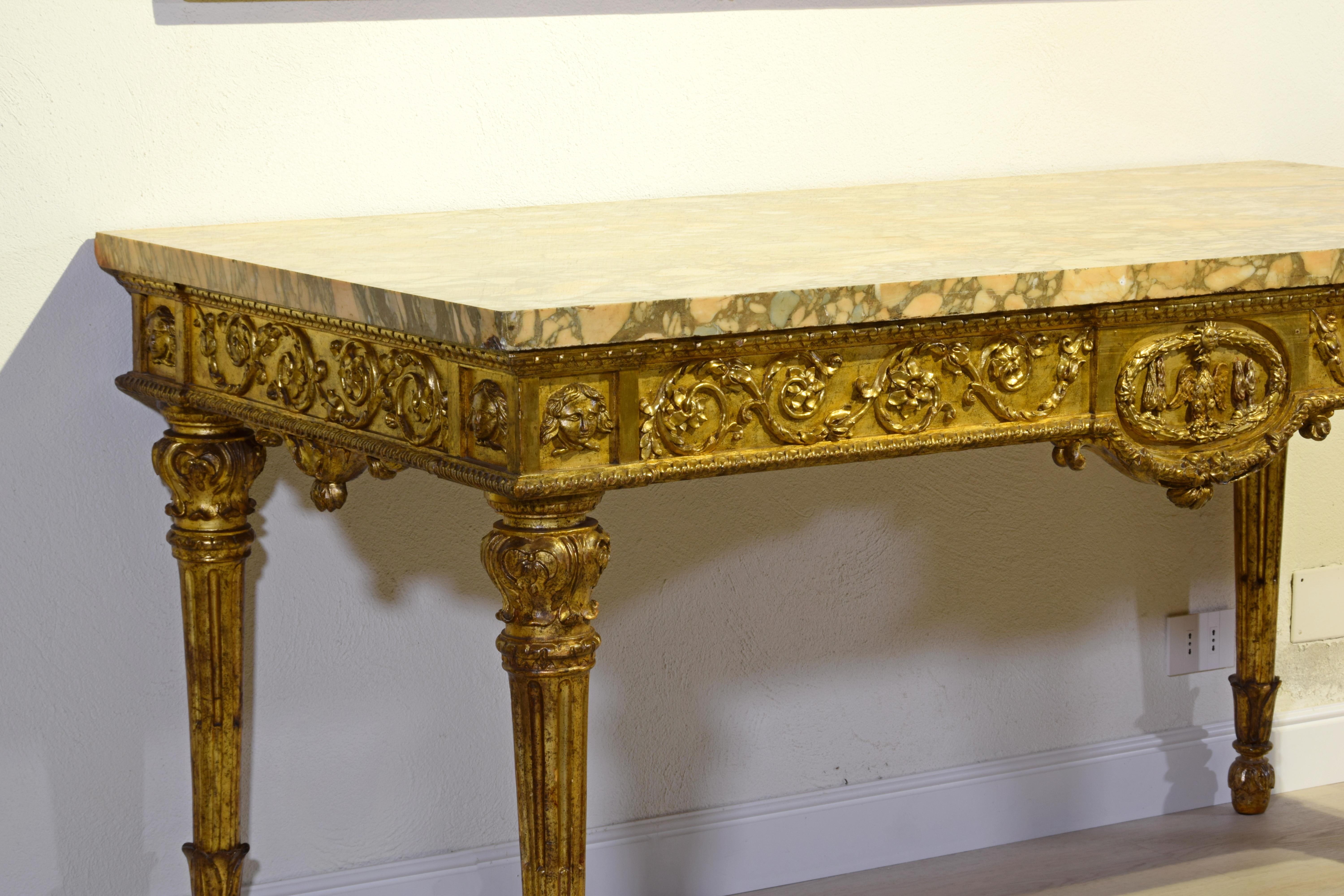 18. Jahrhundert, Monumentales Paar italienischer neoklassizistischer Konsolen aus Giltwood im Angebot 2