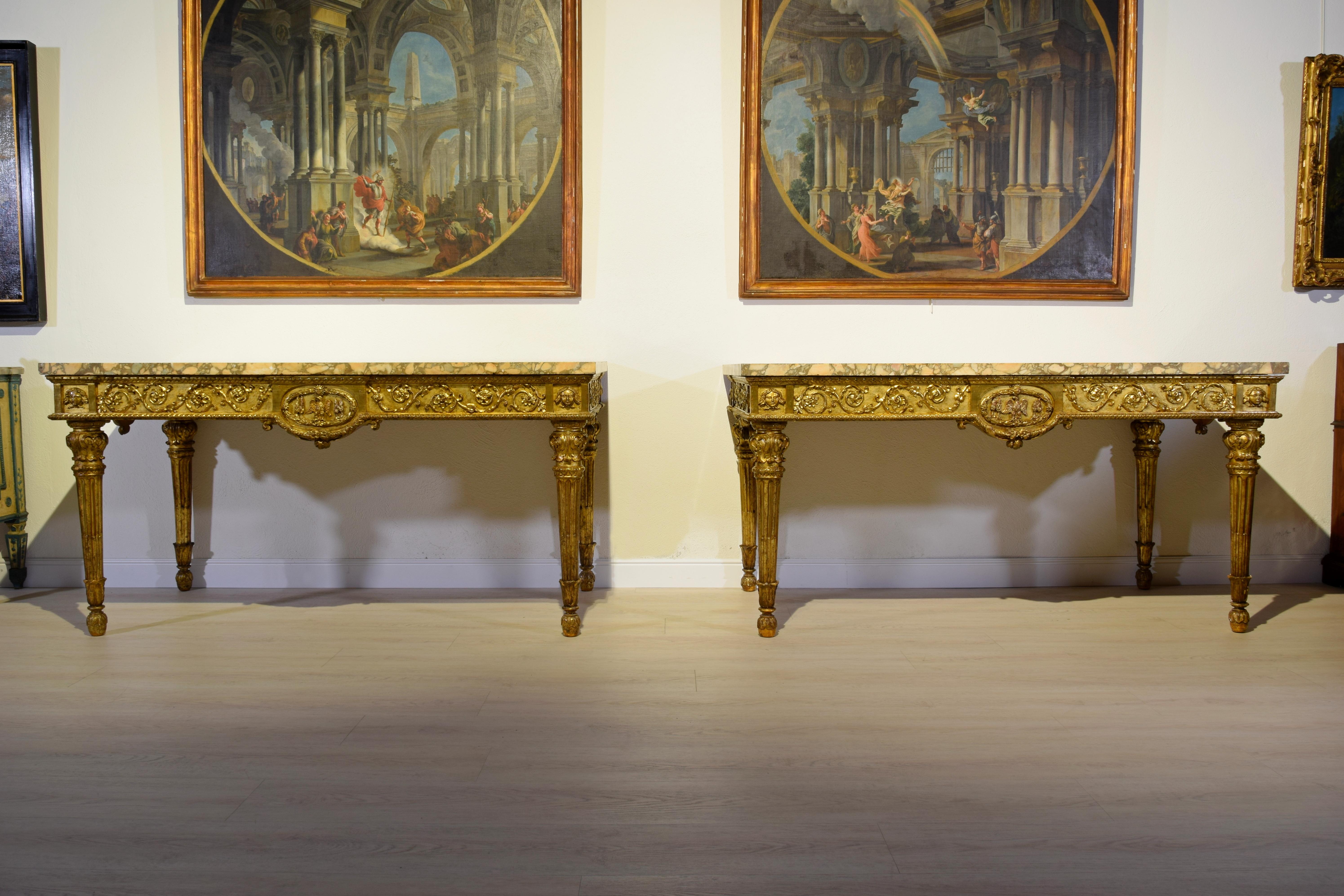 18. Jahrhundert, Monumentales Paar italienischer neoklassizistischer Konsolen aus Giltwood im Angebot 3