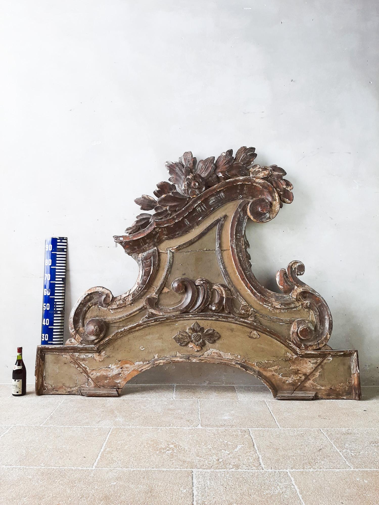 Rococo Ornement monumental en bois sculpté rococo italien « Prada Porte » du 18ème siècle, XL en vente