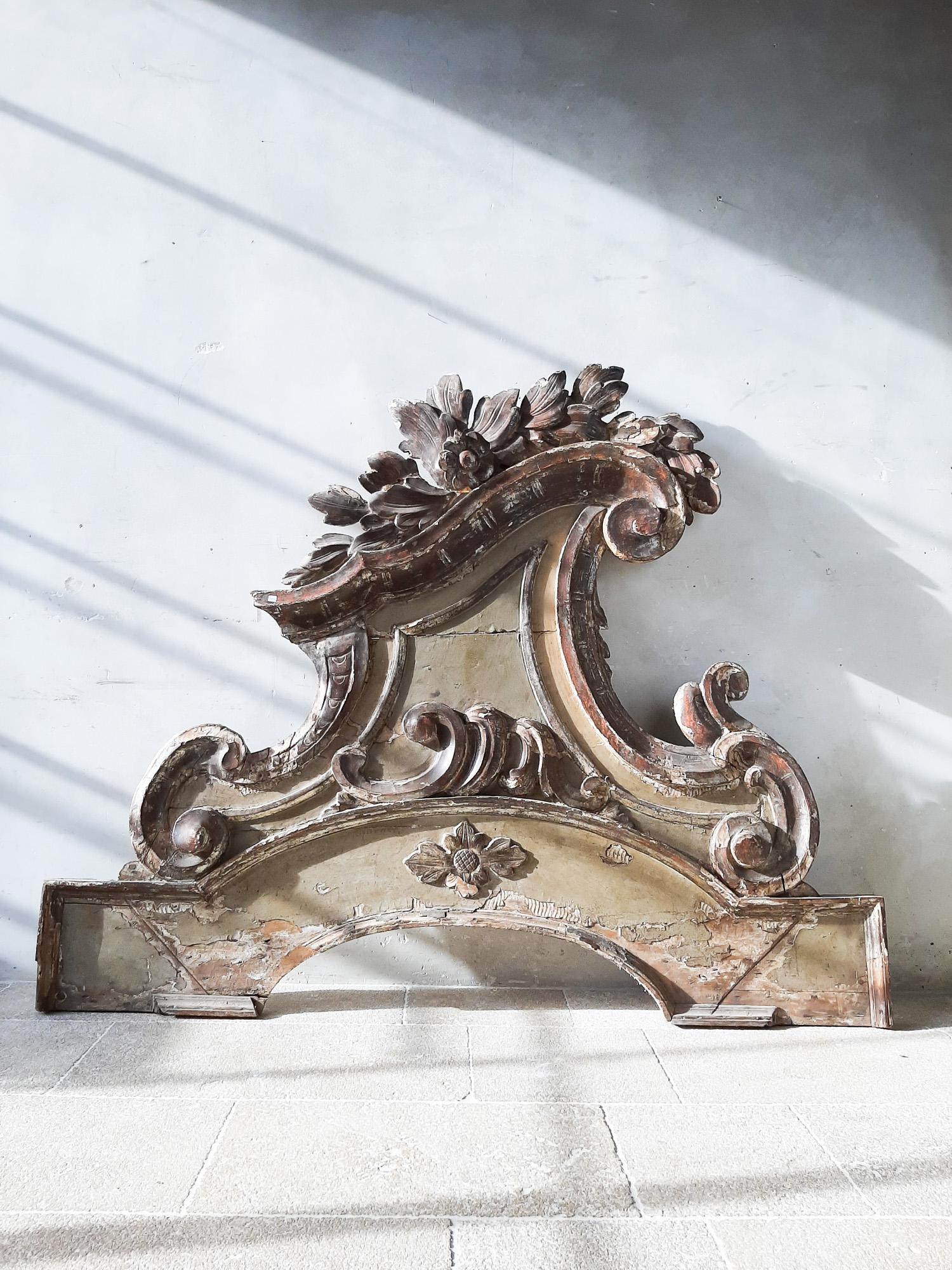 Monumentale XL Italienische Rokoko-Schnitzerei „Supra Porte“ mit Ornament aus Holz, 18. Jahrhundert (18. Jahrhundert und früher) im Angebot