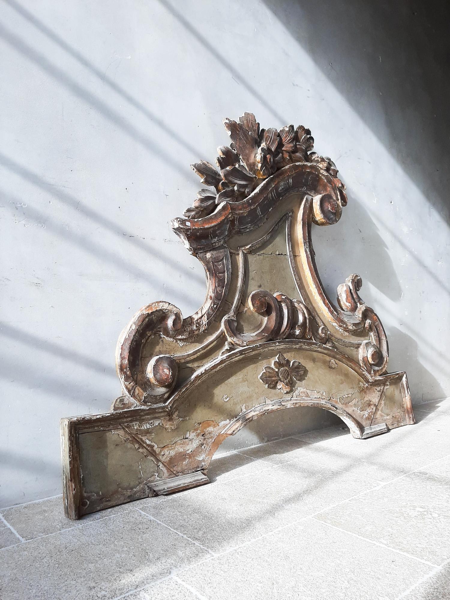Monumentale XL Italienische Rokoko-Schnitzerei „Supra Porte“ mit Ornament aus Holz, 18. Jahrhundert (Kiefernholz) im Angebot