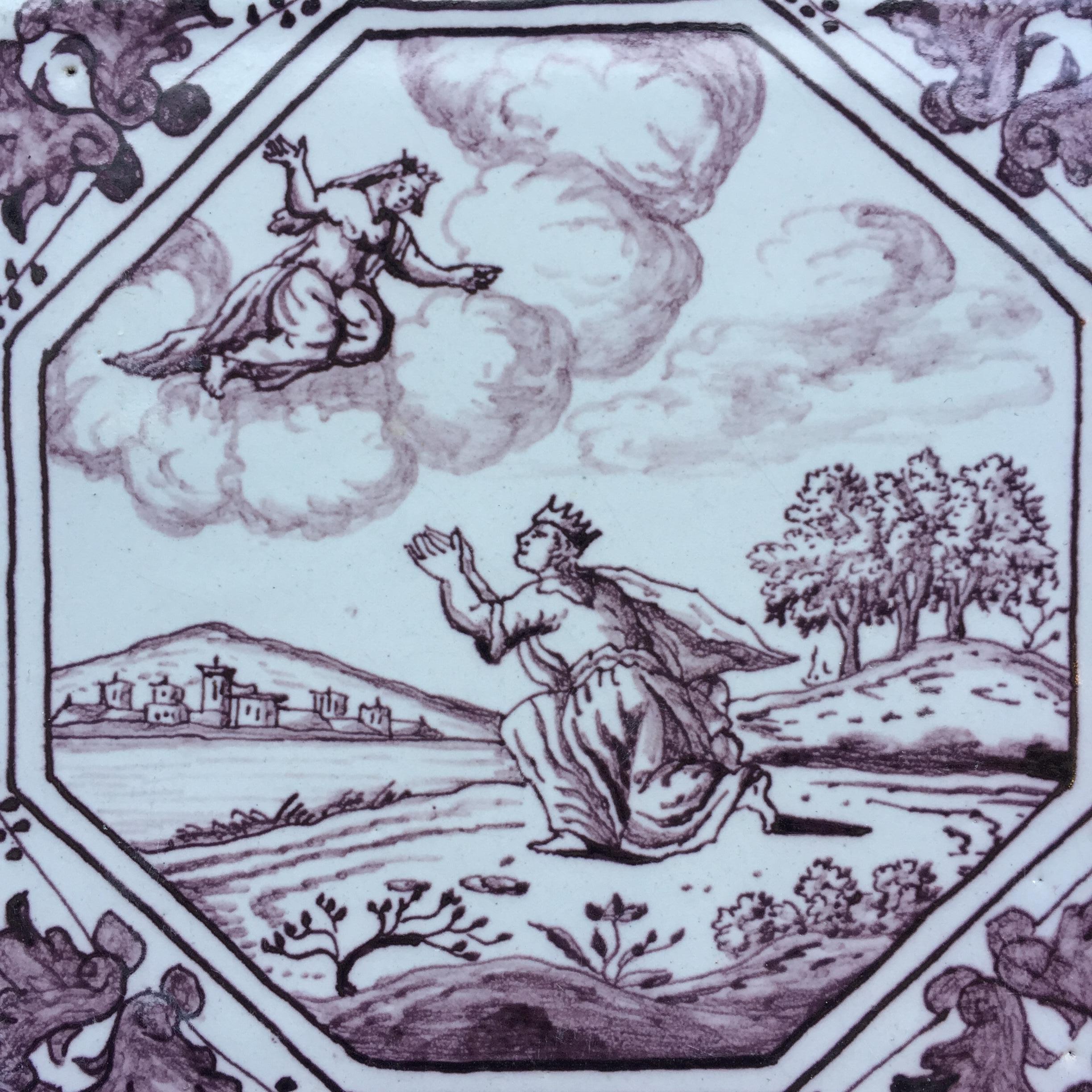 Rotterdam
C. 1740
Atelier de Hendrick Schut

Un très beau carreau peint avec une décoration mythologique d'après Ovidius.
Ce qui est particulier, c'est que cette tuile présente une décoration tirée de la mythologie romaine, qui n'est pas liée à la