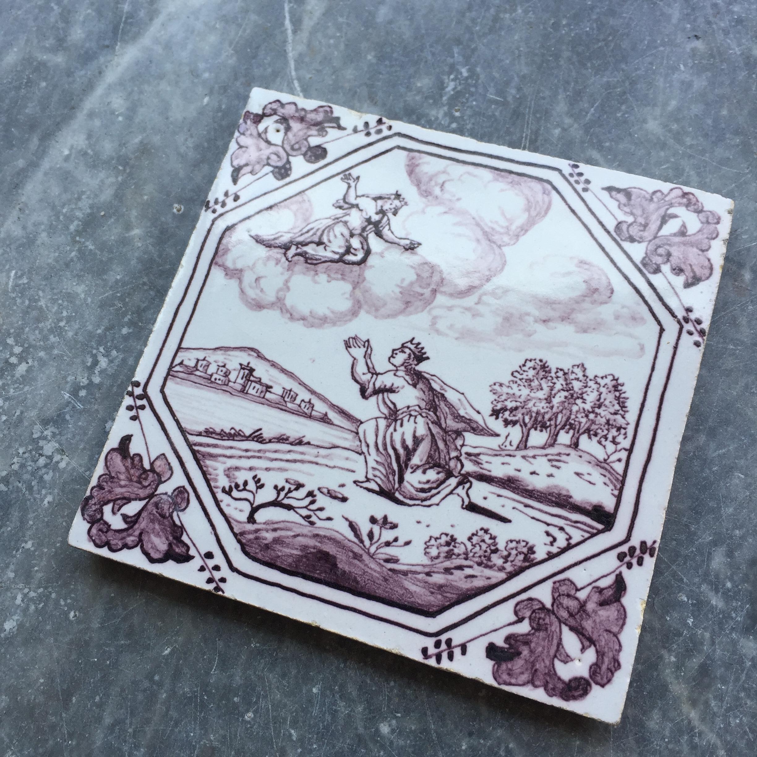 18th century mythological Dutch Delft tile with decoration of Hersillia & Juno In Good Condition For Sale In AMSTERDAM, NH