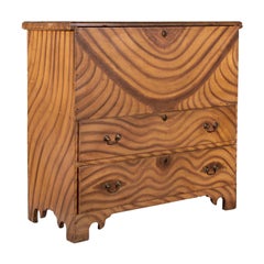 18. Jahrhundert:: Nantucket Herkunft:: Coffin Family Stand-Up Blanket Chest