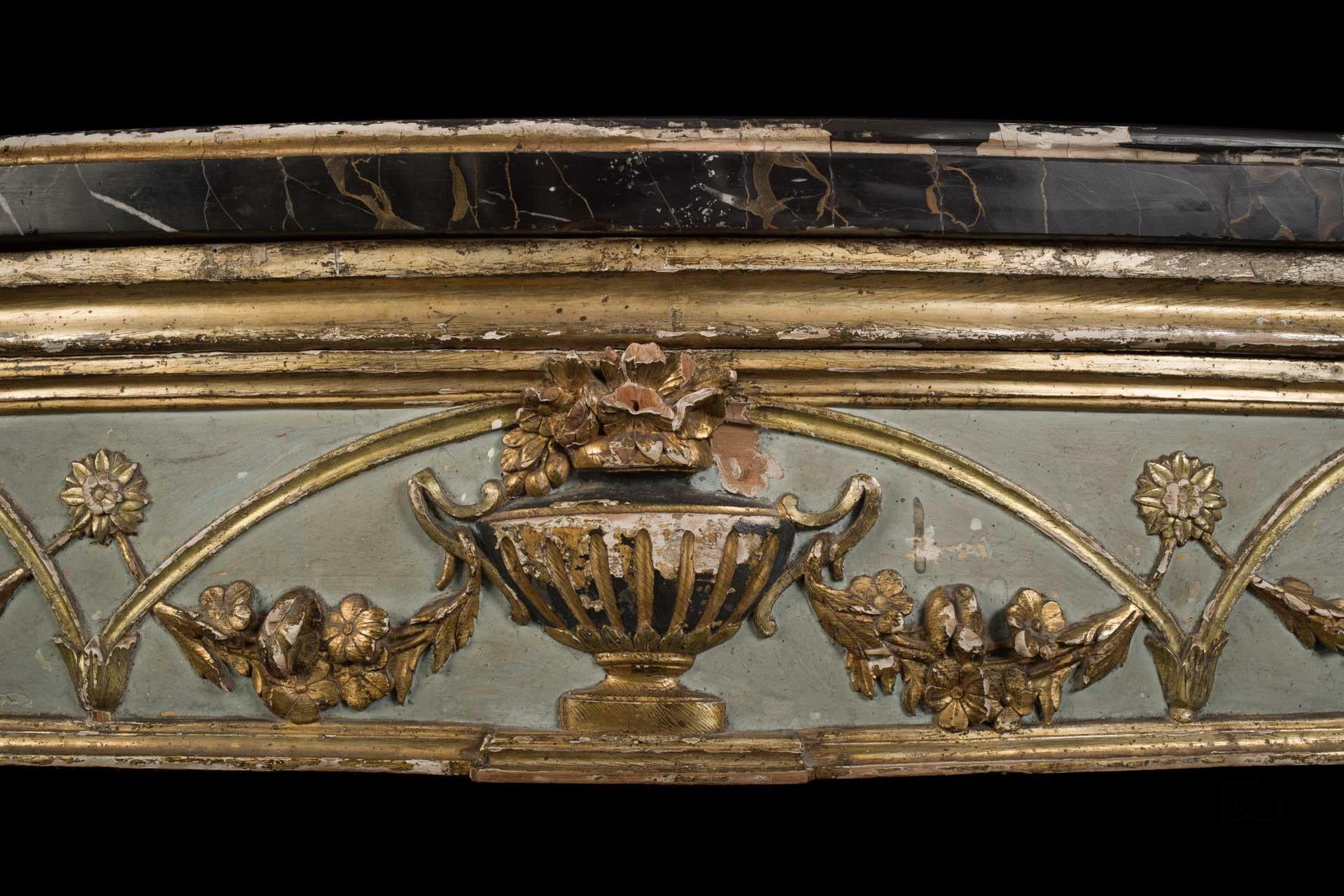 Neapolitan console, Louis XVI with portoro marble.
Dimensions: 100 x 155 x 70 cm.