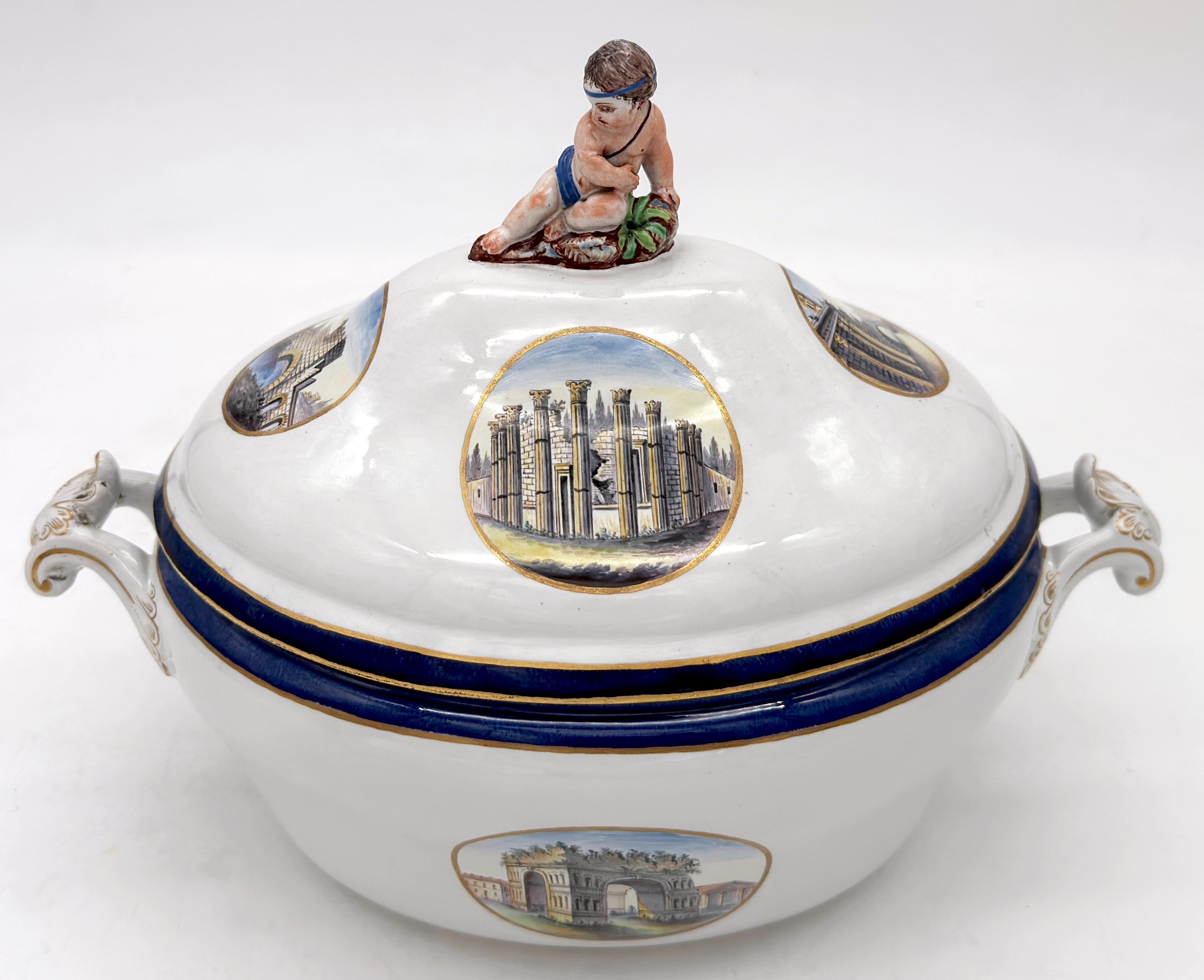 Soupière topographique Grand Tour du 18e siècle en porcelaine de Naples

Rare et exceptionnelle soupière couverte en porcelaine napolitaine du XVIIIe siècle, probablement de la Real Fabbrica Ferdinandea, non marquée. Finement peinte à la main avec