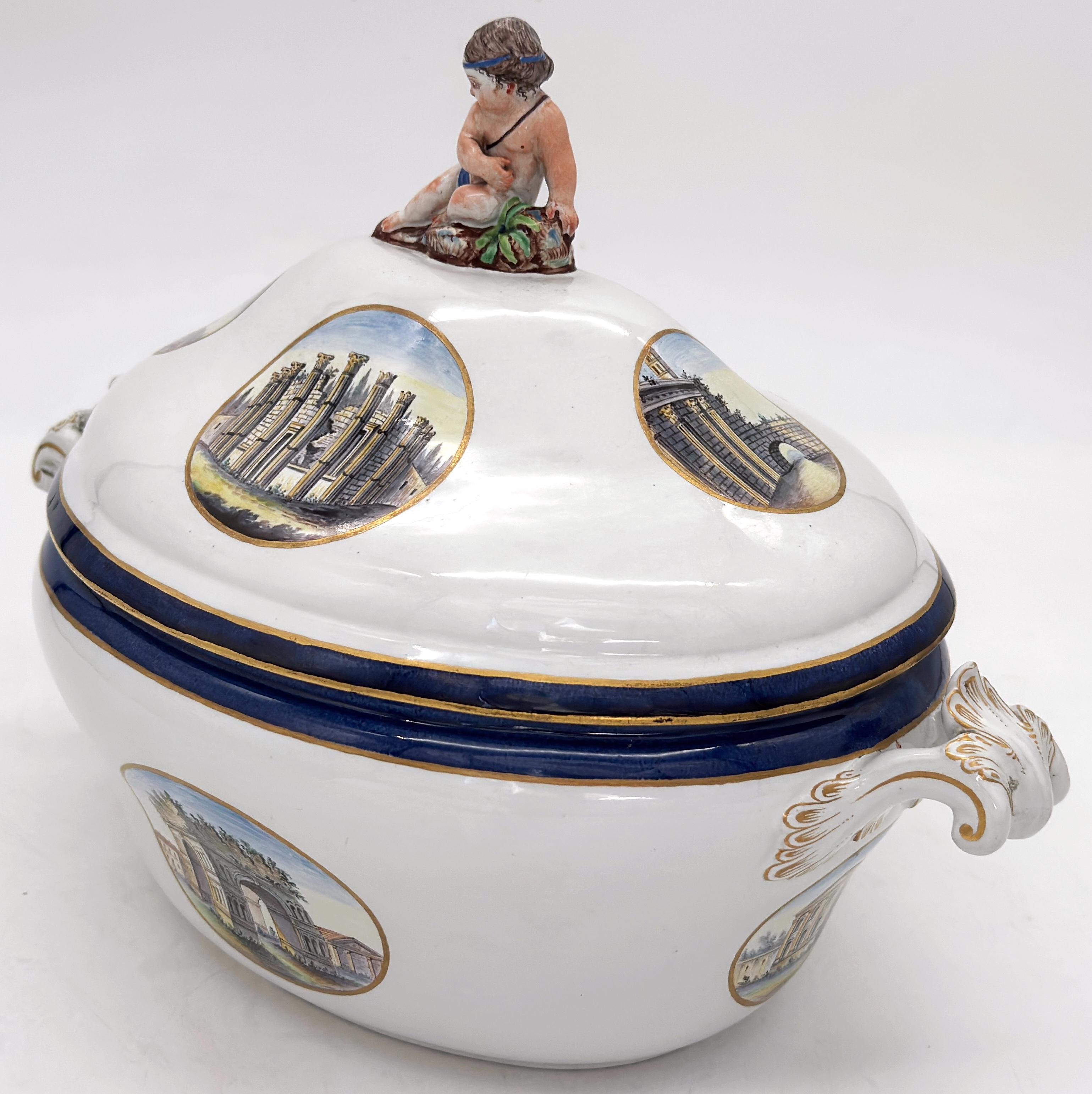 italien Soupière topographique Grand Tour du 18e siècle en porcelaine de Naples en vente