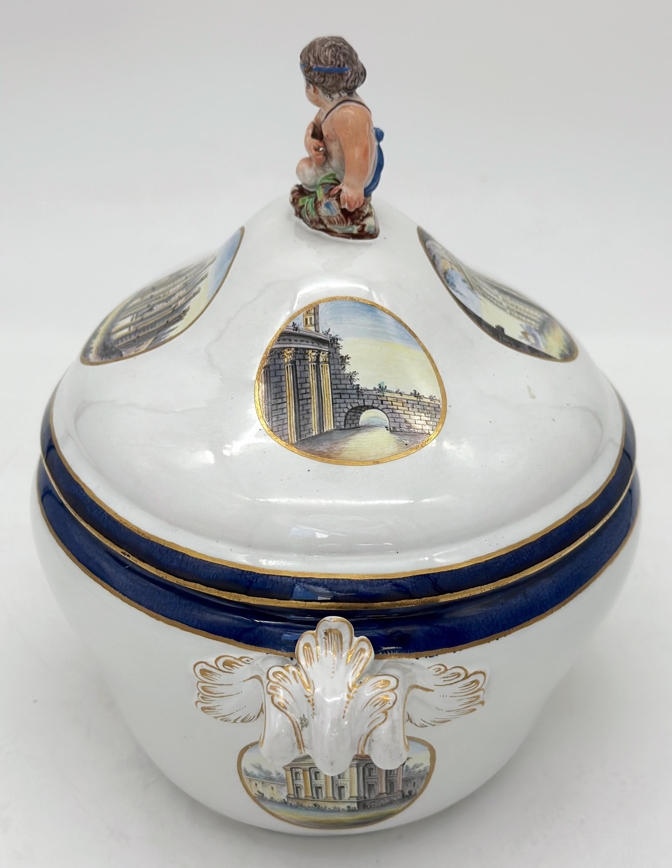 Émaillé Soupière topographique Grand Tour du 18e siècle en porcelaine de Naples en vente