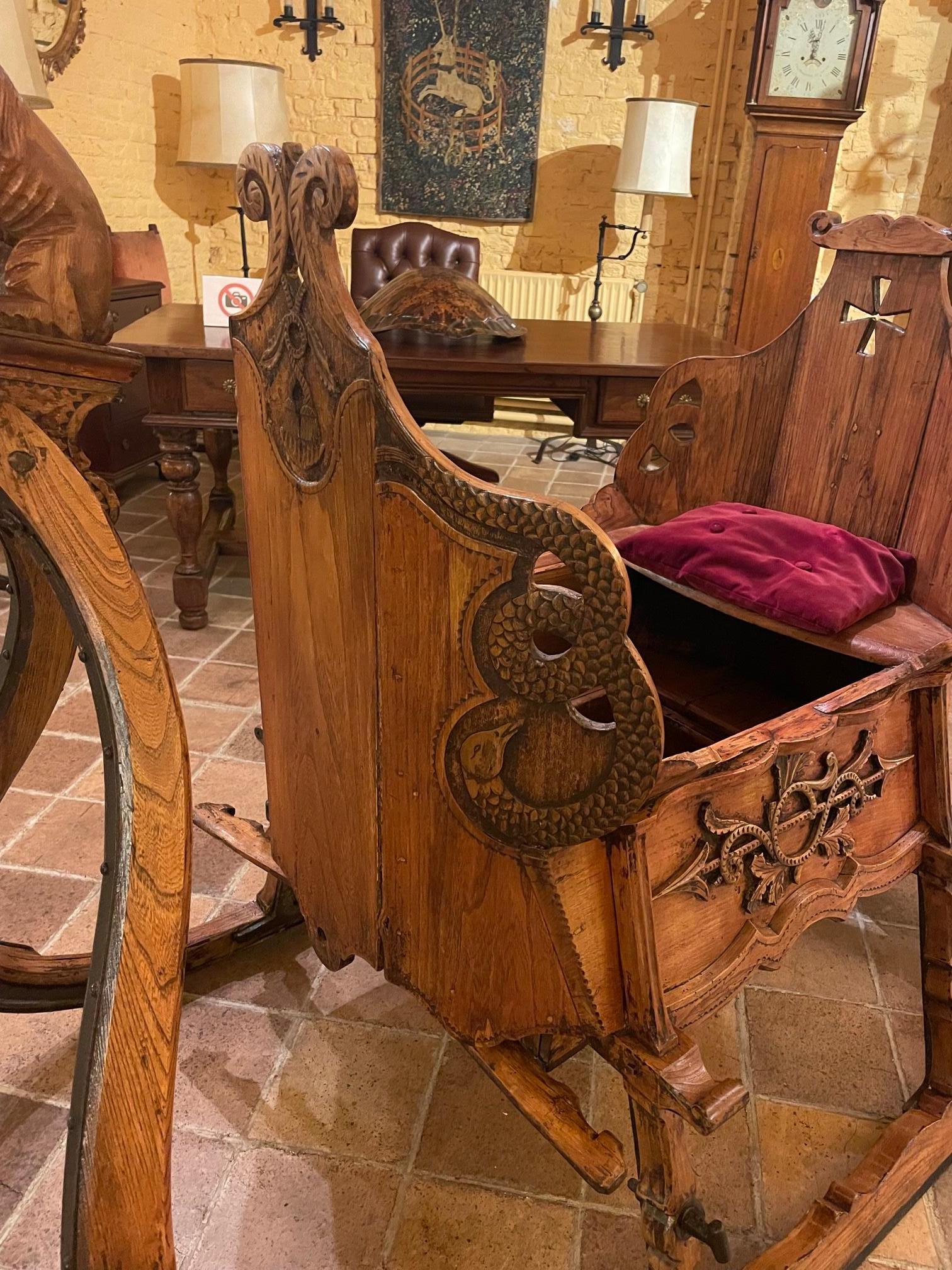 Superb and rare 18th century oak sled in natural wood.

Very beautiful sled decorated with mythological animals.
Beautiful sculptures of great quality.

The driver's seat is covered witha green velvet and the footrest with hammered