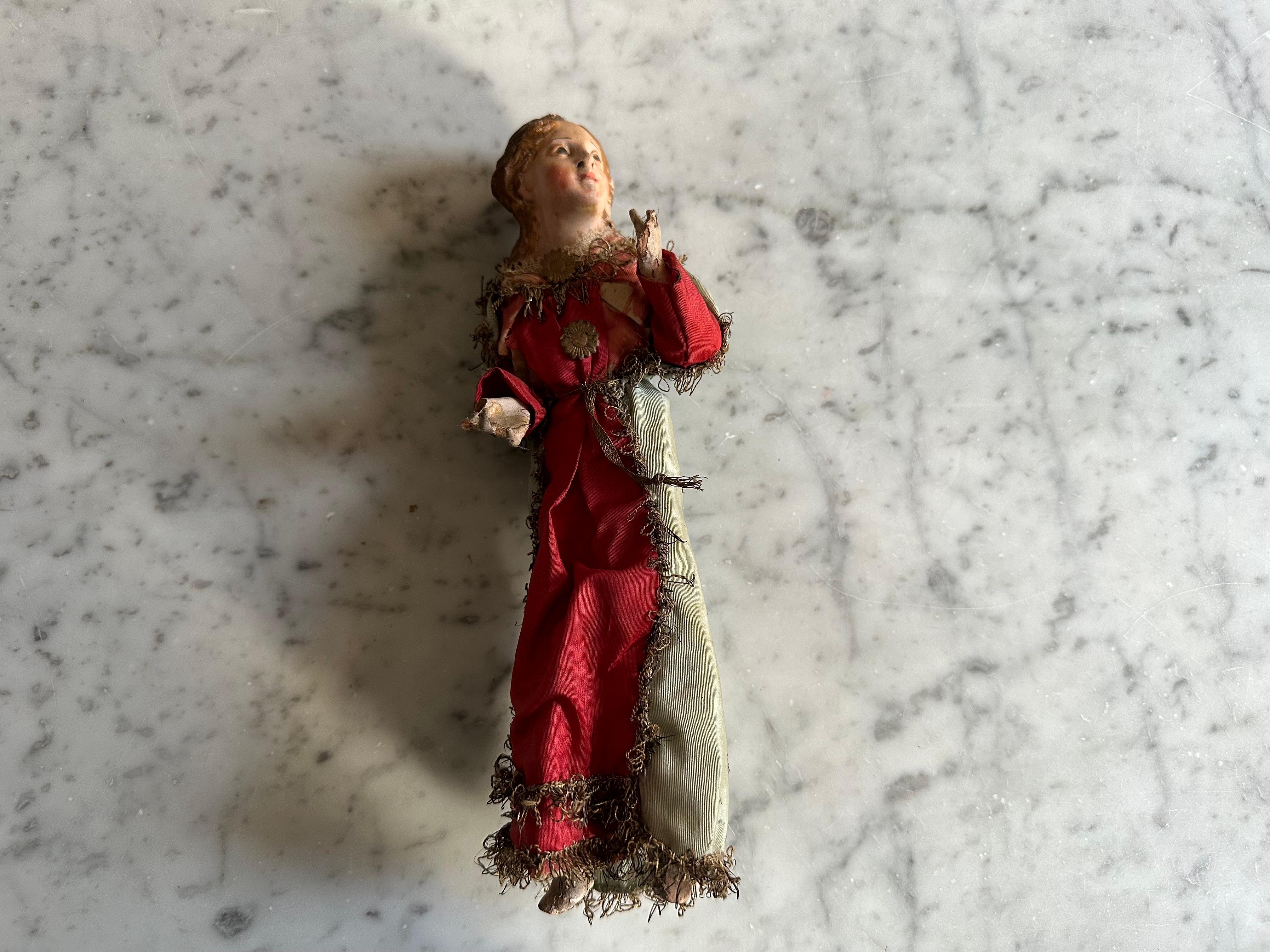 Questa squisita figura di presepe napoletano, realizzata nel XVIII secolo, è una testimonianza della ricca tradizione dell'artigianato del Sud Italia. Rinomate per le loro espressioni realistiche e i dettagli raffinati, le figure dei presepi
