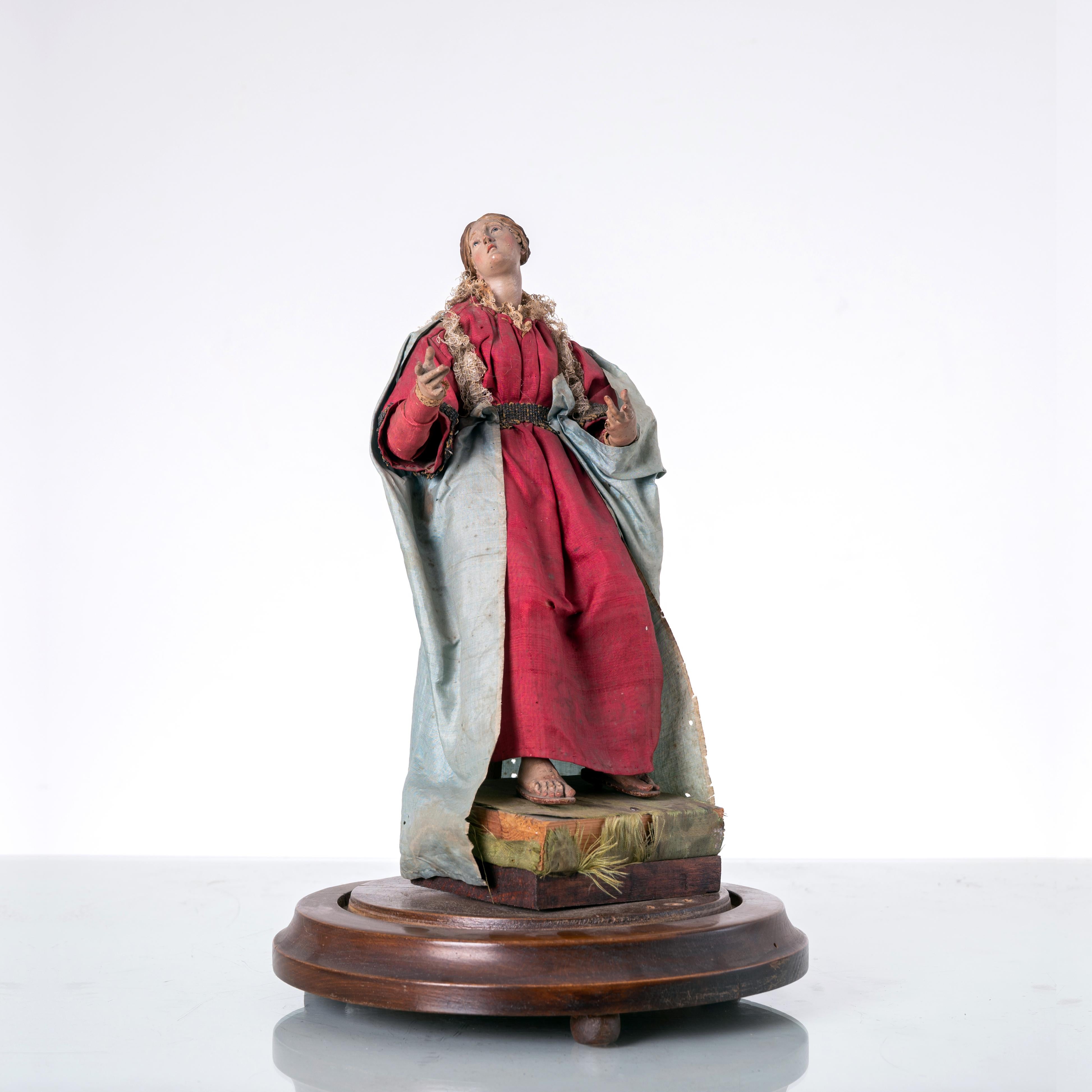 Figura de Santa Ana del Santo Presepio napolitano de terracota del siglo XVIII 

Anónimo
Nápoles, Italia; hacia 1760
Terracota policromada, madera, seda, vidrio

Tamaño aproximado: 12 (alto) x 5,5 (ancho) x 4,5 (profundidad) pulg. 

Elegante