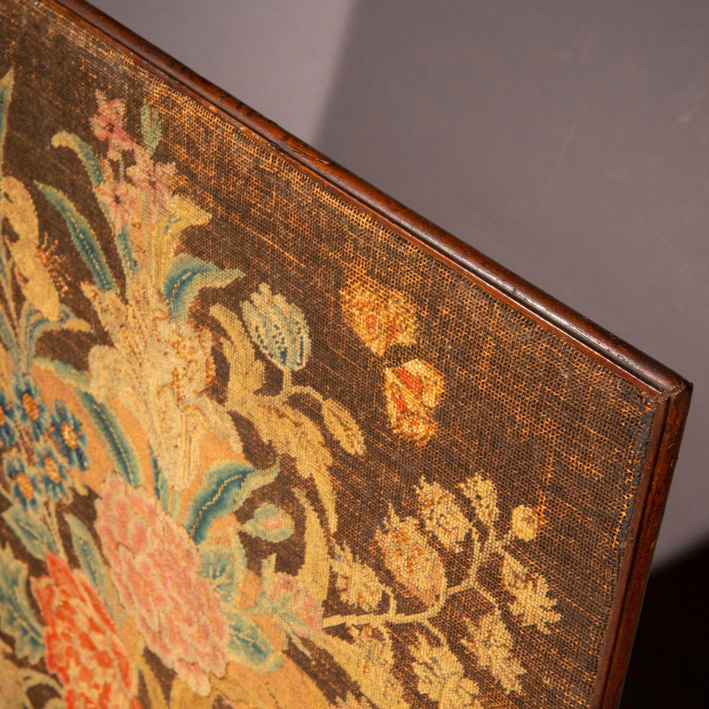 Este exquisito cuadro de punto de petit muestra un hermoso ramo de lirios, peonías, acianos, tulipanes y otras delicadas flores. La intrincada artesanía captura cada flor con fina atención al detalle y vibrantes colores. Colocada en su marco