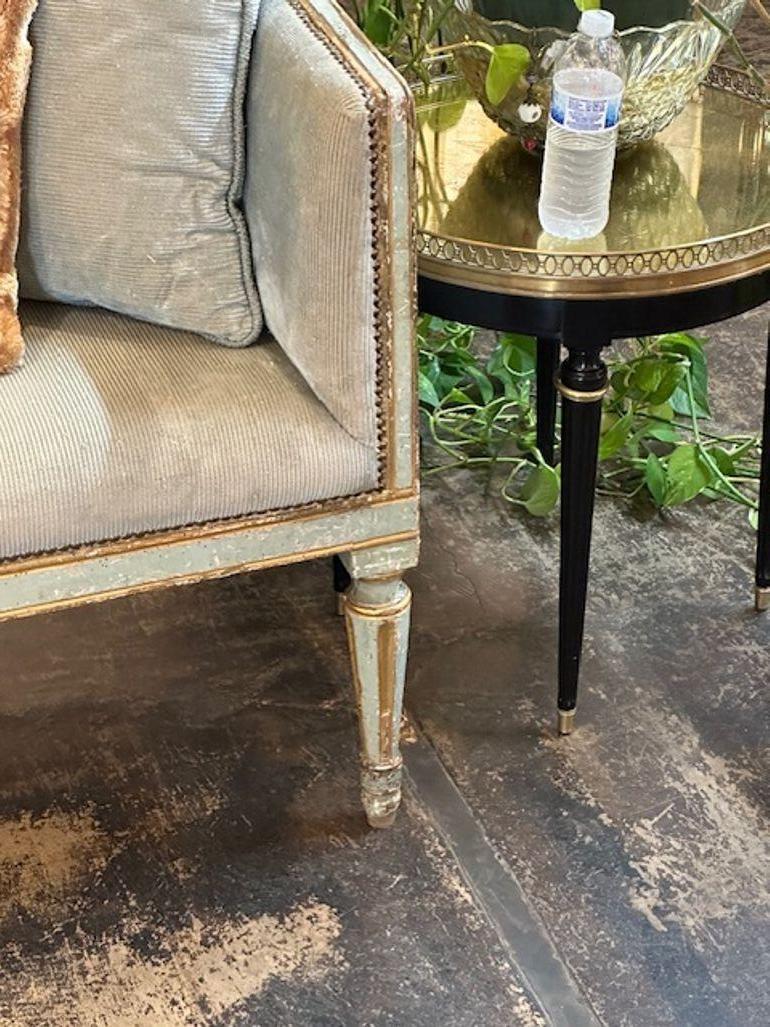 Schönes bemaltes Sofa aus der Toskana im neoklassischen Stil des 18. Tolle Patina und auch schöne Schnitzereien. Gepolstert mit einem hellgrauen Stoff. Sehr selten. Ein außergewöhnliches Stück!!