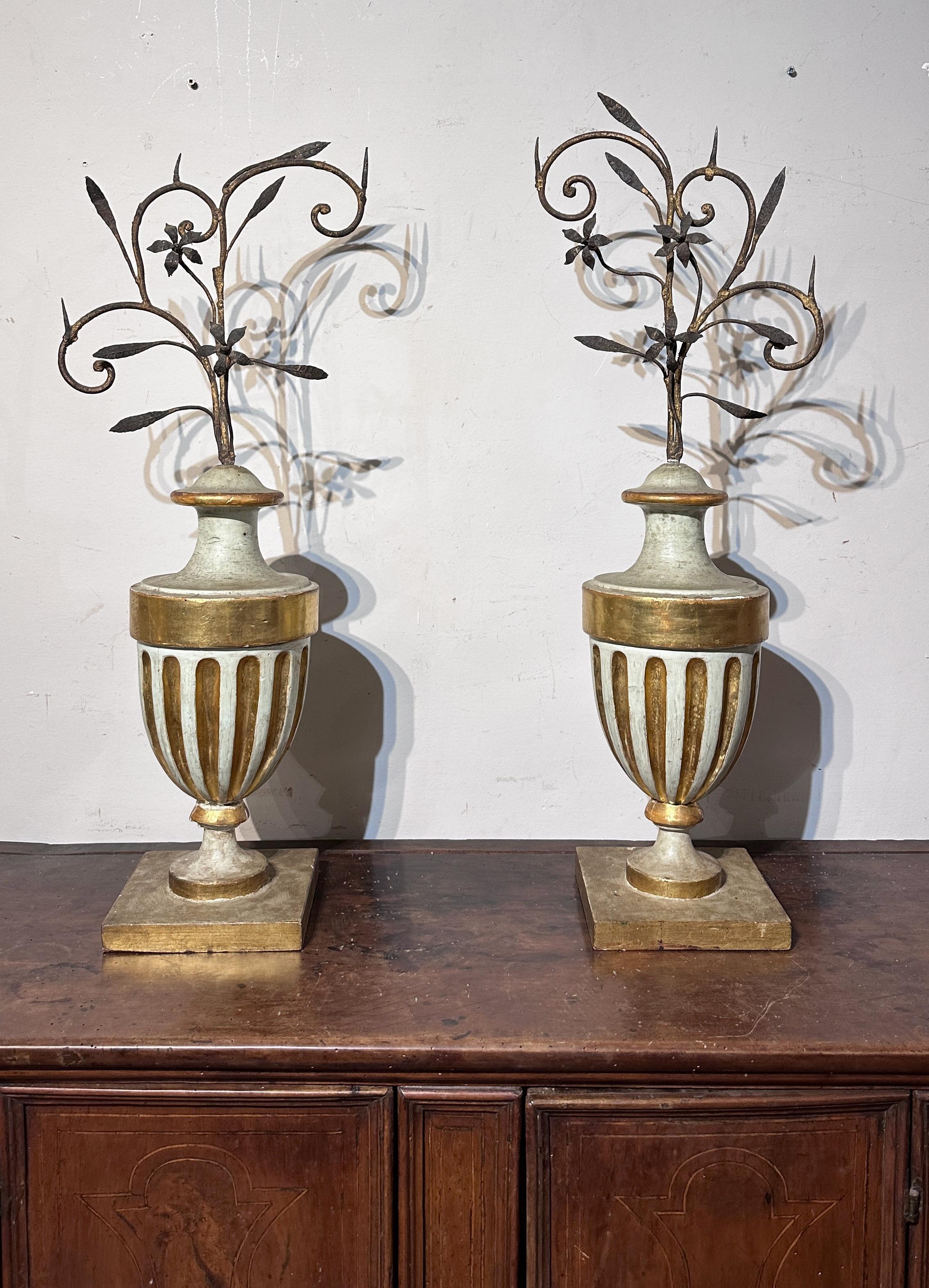 This pair of vase palm holders is ascribed to Tuscan manufacture from the neoclassical period (18th century). They are made of carved wood and painted with a lean tempera, which gives a sober and elegant appearance to the object. Furthermore, they