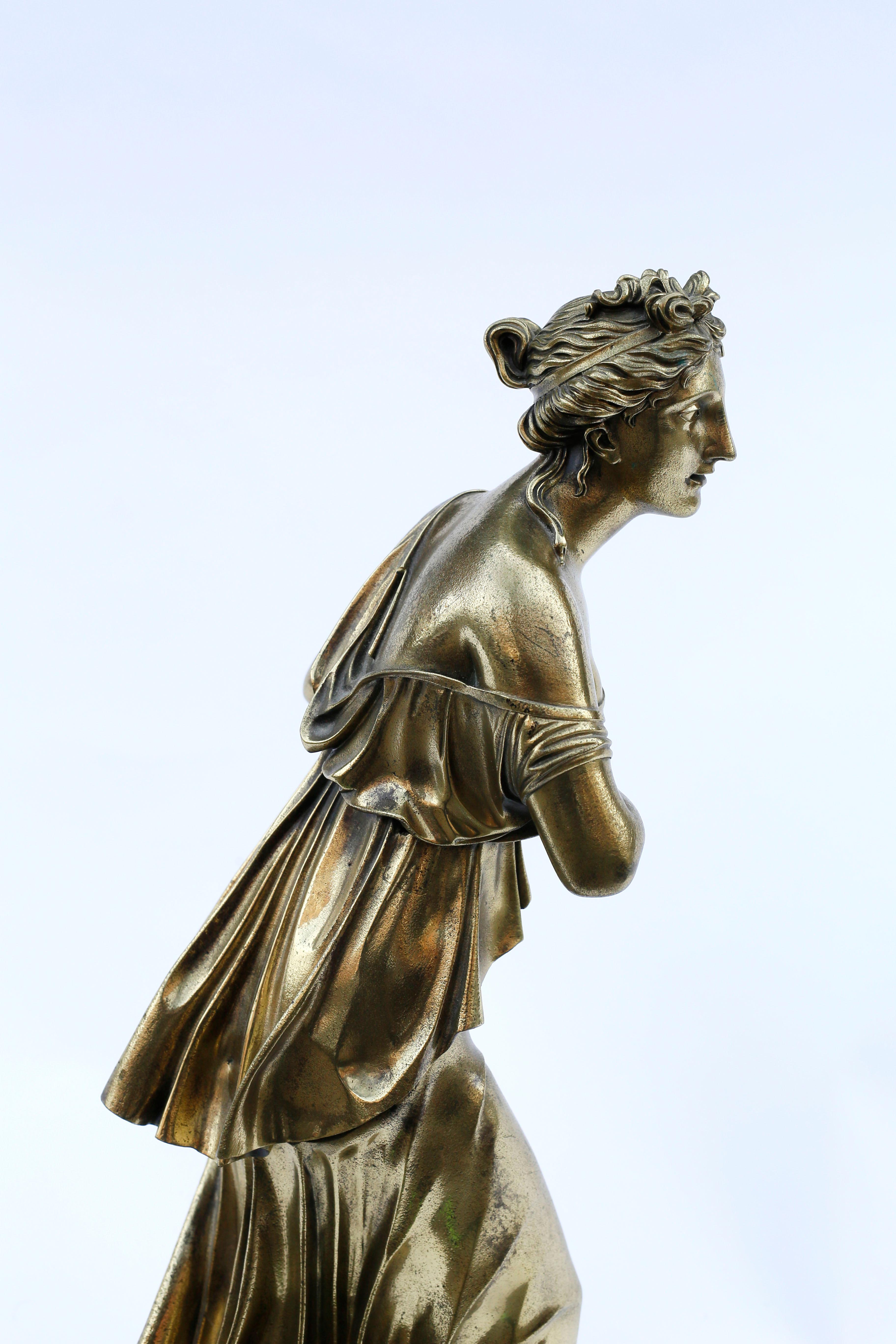 Neoklassische Bronze-Doré-Skulptur einer Frau aus dem 18. Jahrhundert im Angebot 4