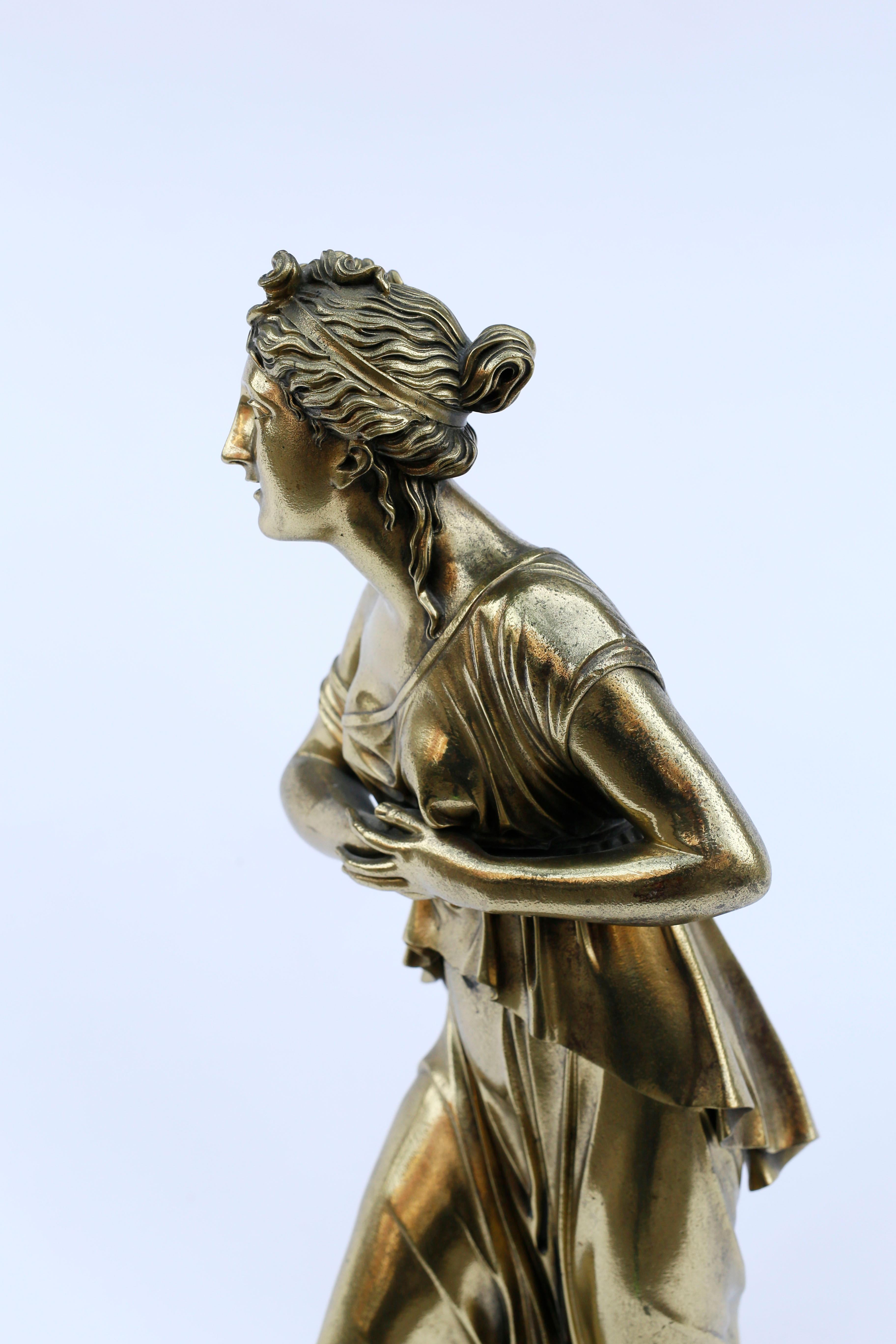 Néoclassique Sculpture néoclassique de femme en bronze doré du XVIIIe siècle en vente