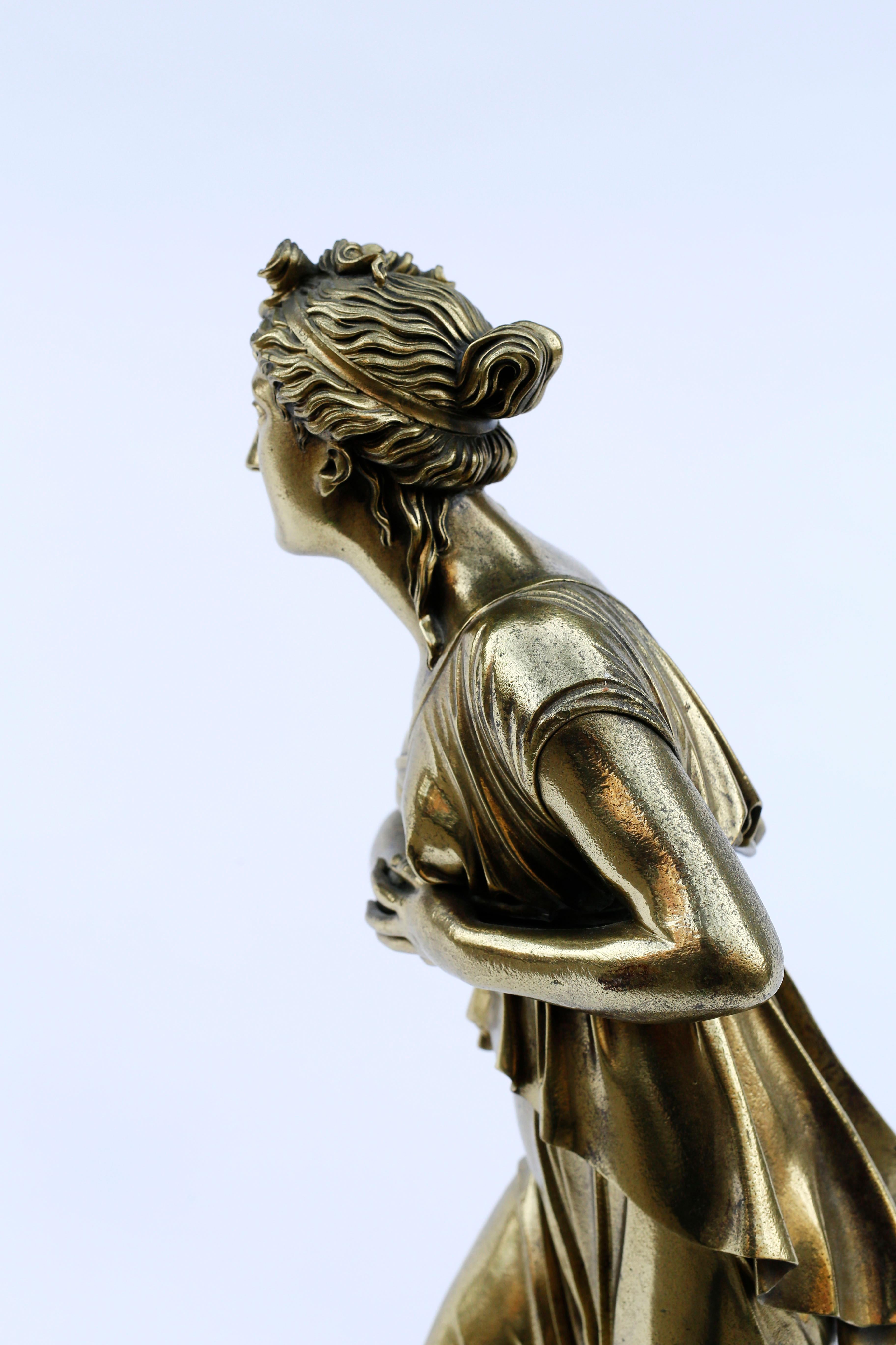 Neoklassische Bronze-Doré-Skulptur einer Frau aus dem 18. Jahrhundert (Vergoldet) im Angebot