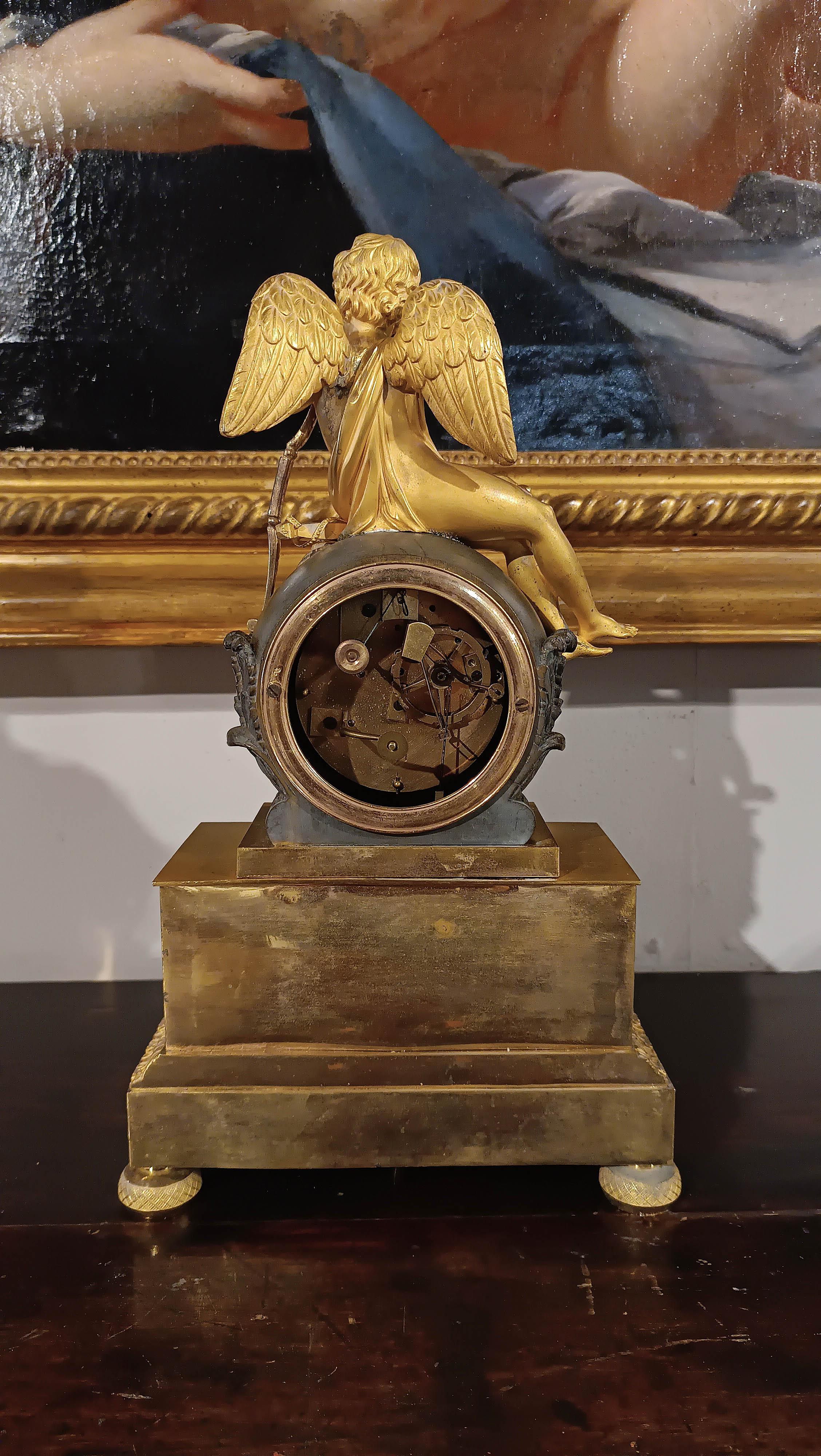 Gilt 18th CENTURY NEOCLASSICAL CLOCK WITH CUPID For Sale