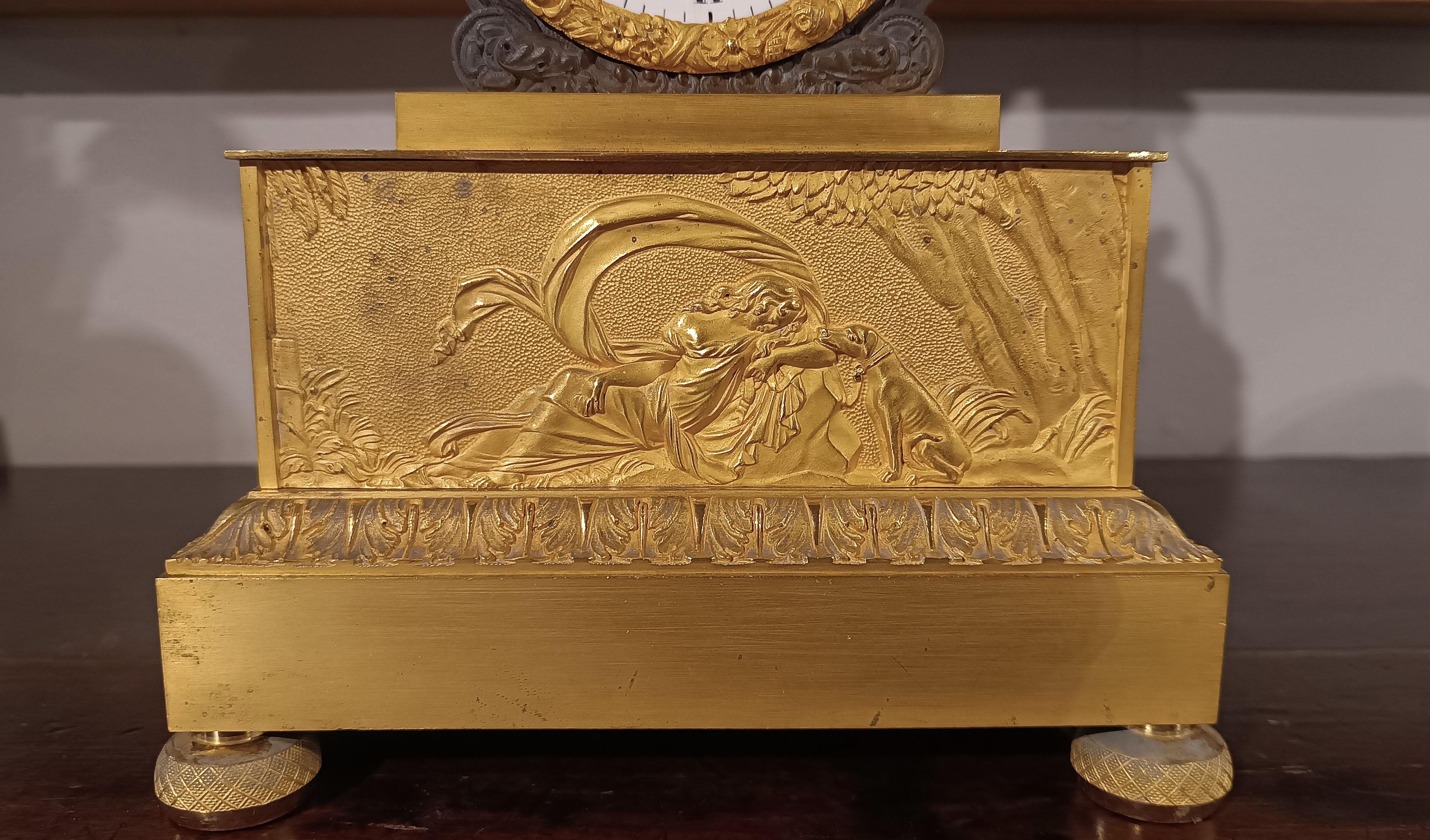 Bronze hORLOGE NEOCLASSICALE DU 18e SIÈCLE AVEC CUPIDES en vente