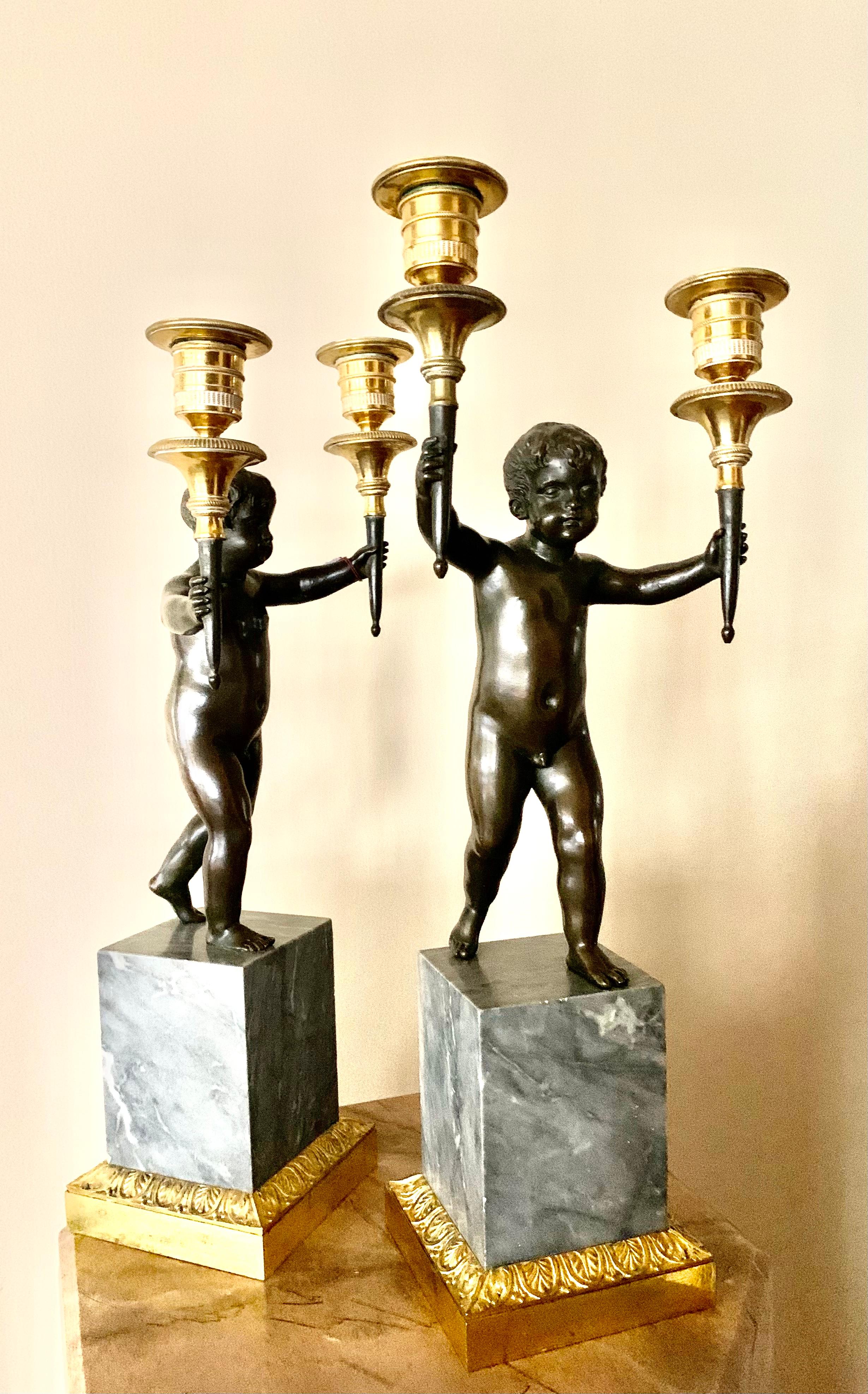 Neoklassizistische Dore-Kandelaber aus patinierter Bronze des 18. Jahrhunderts mit zwei Leuchten (Europäisch) im Angebot
