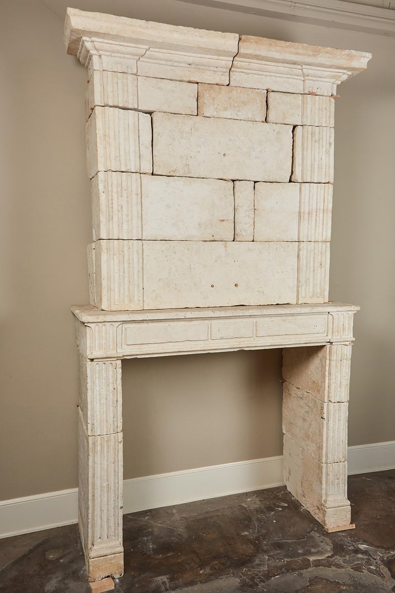 18th Century Neoclassical French Limestone Fireplace Surround For Sale 1