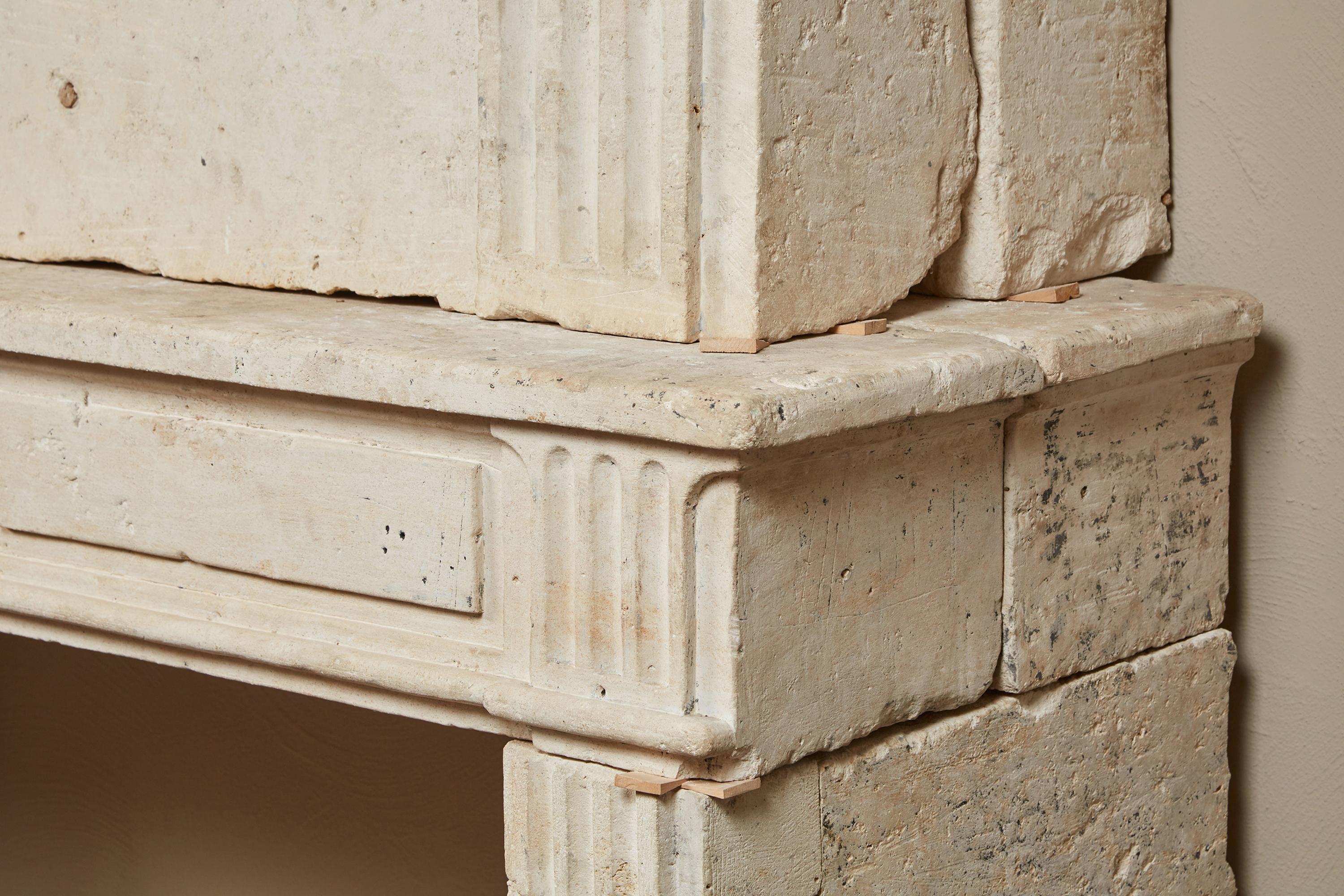 Neoklassizistischer französischer Kaminsims aus Kalkstein aus dem 18. Jahrhundert (18. Jahrhundert und früher) im Angebot