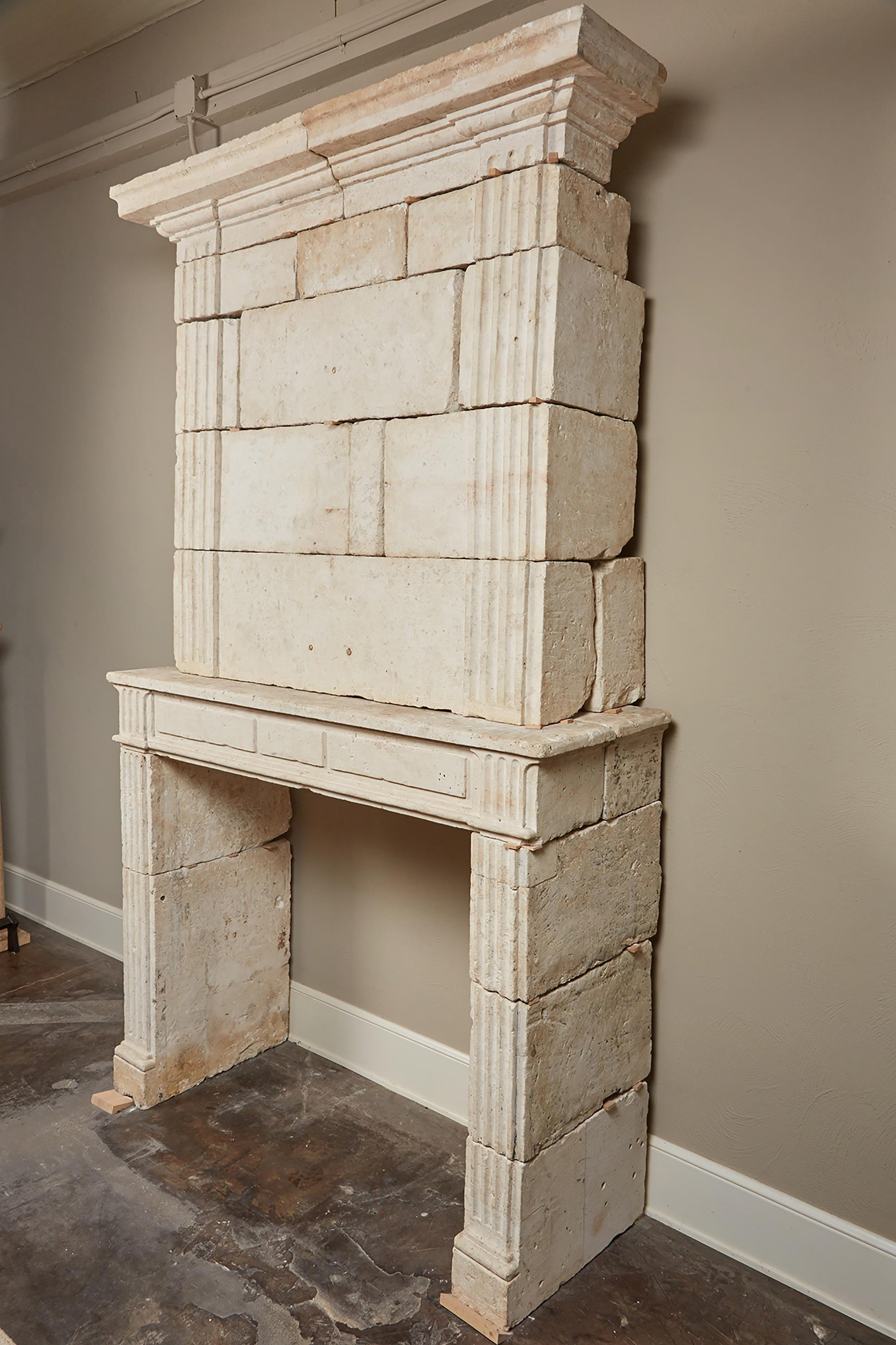 Neoklassizistischer französischer Kaminsims aus Kalkstein aus dem 18. Jahrhundert im Angebot 1