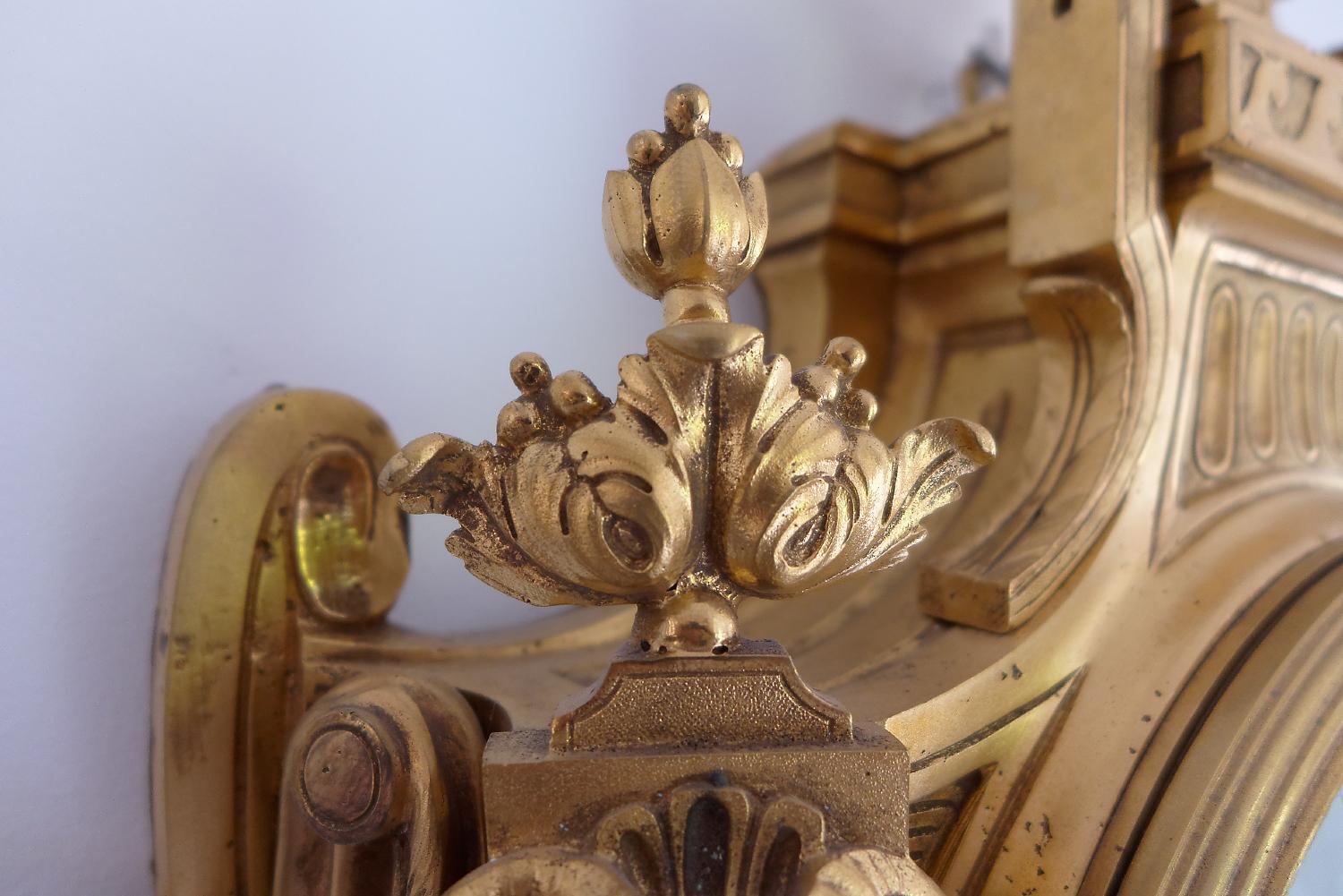 18th Century Neoclassical French Louis XVI Gilt Bronze Cartel Clock In Good Condition In Worpswede / Bremen, DE