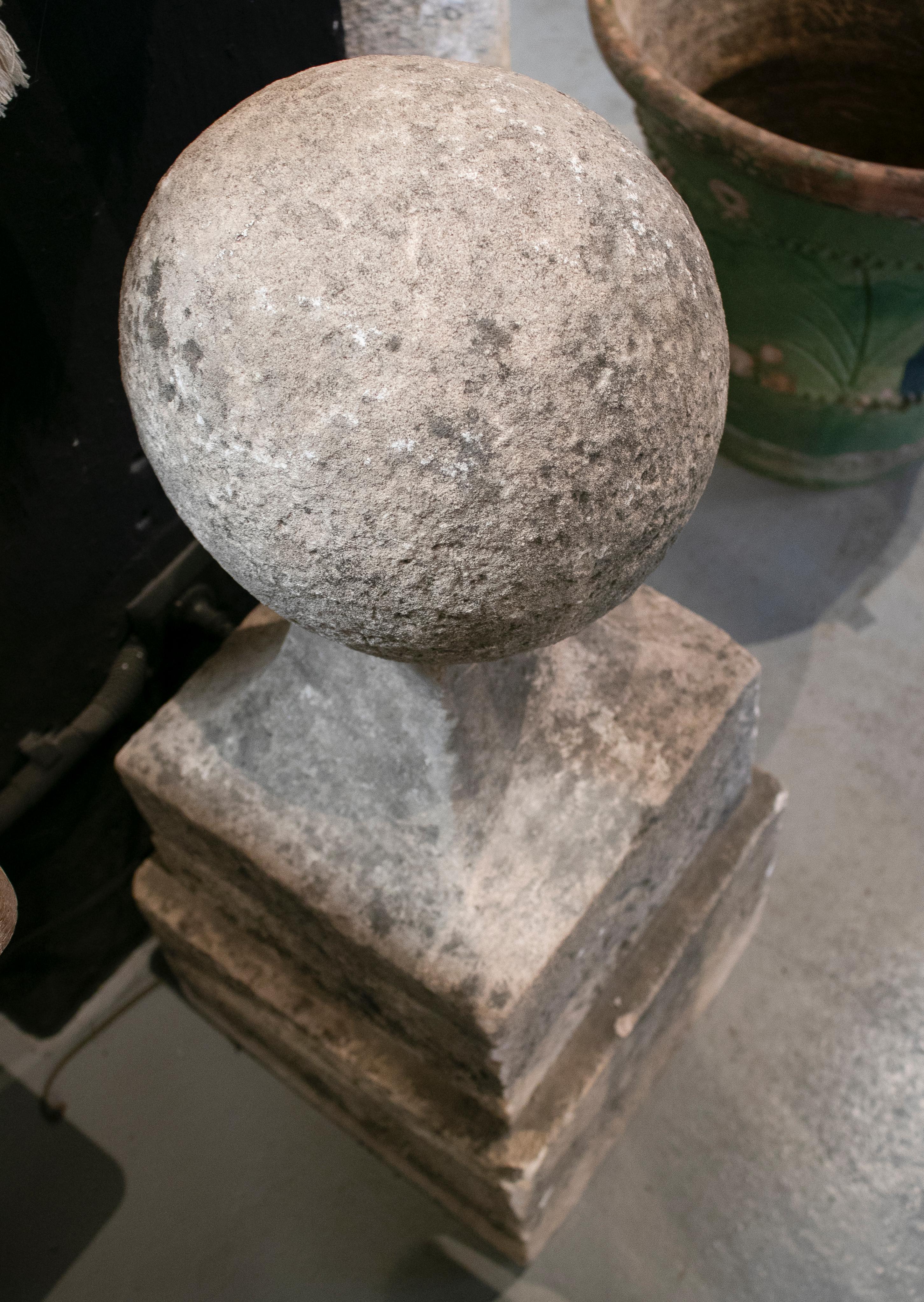 18th Century Neoclassical Hand Carved Stone Finial with Square Base and Ball In Good Condition For Sale In Marbella, ES