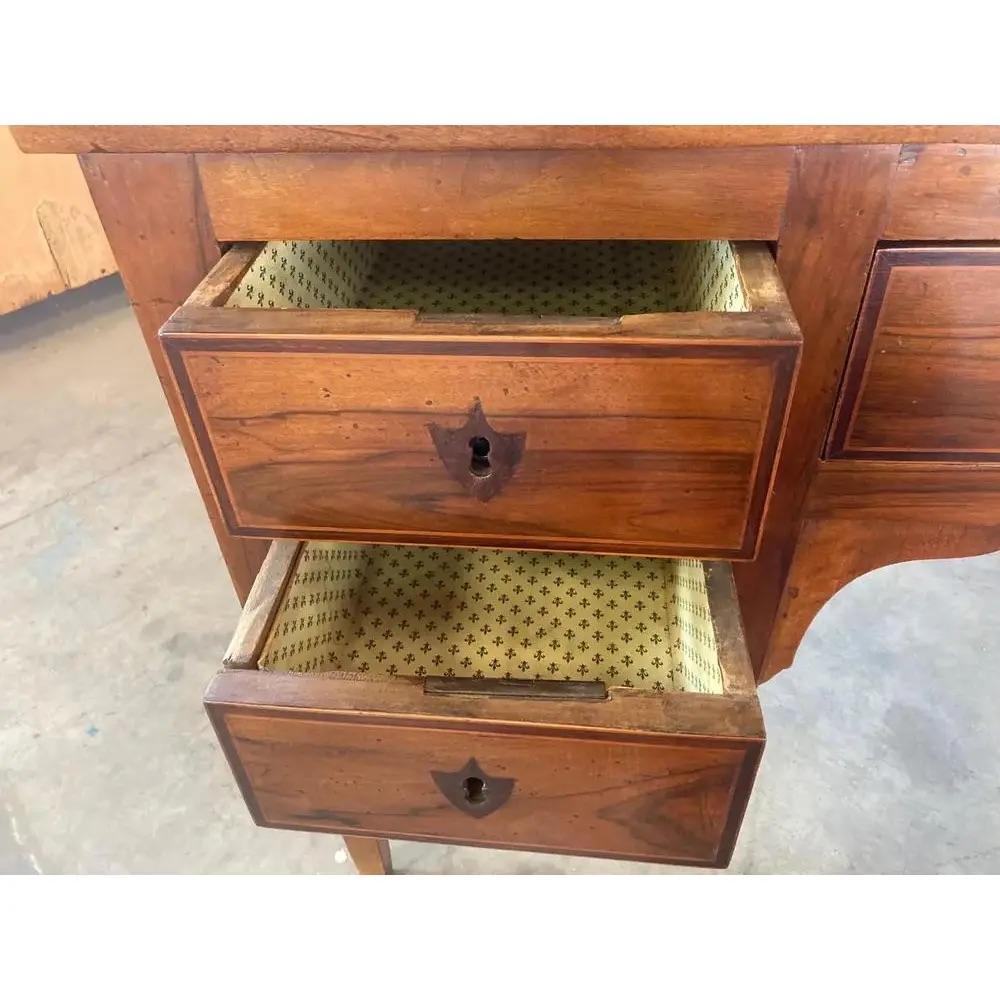 18th Century Neoclassical Italian Walnut Writing Desk For Sale 1