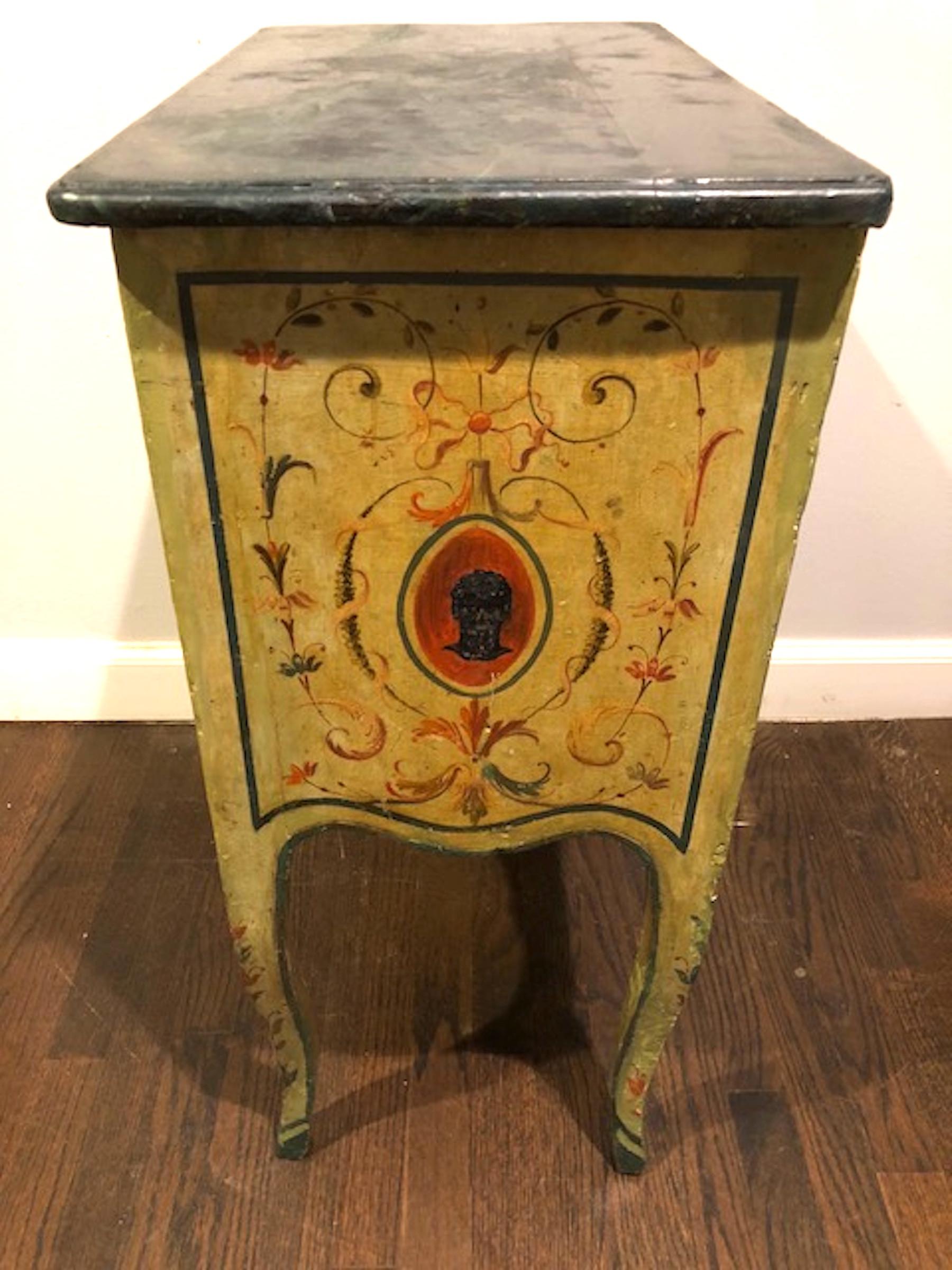 18th Century Neoclassical Painted Italian Commode For Sale 6