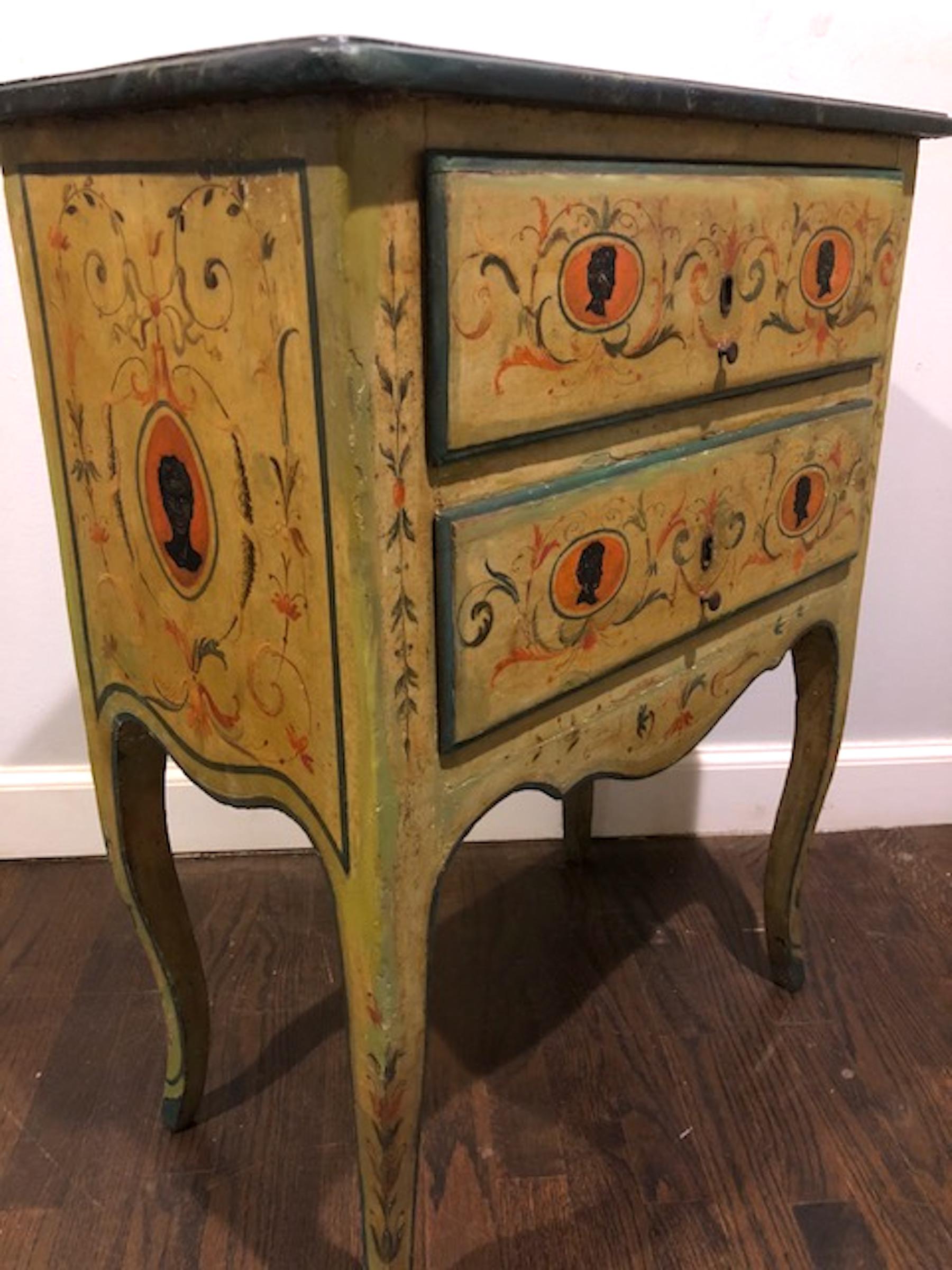 18th Century Neoclassical Painted Italian Commode For Sale 1