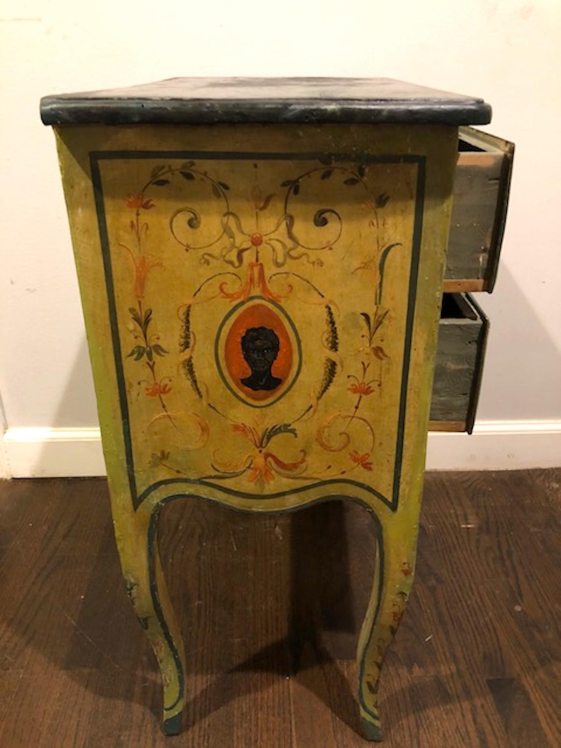 18th Century Neoclassical Painted Italian Commode For Sale 3